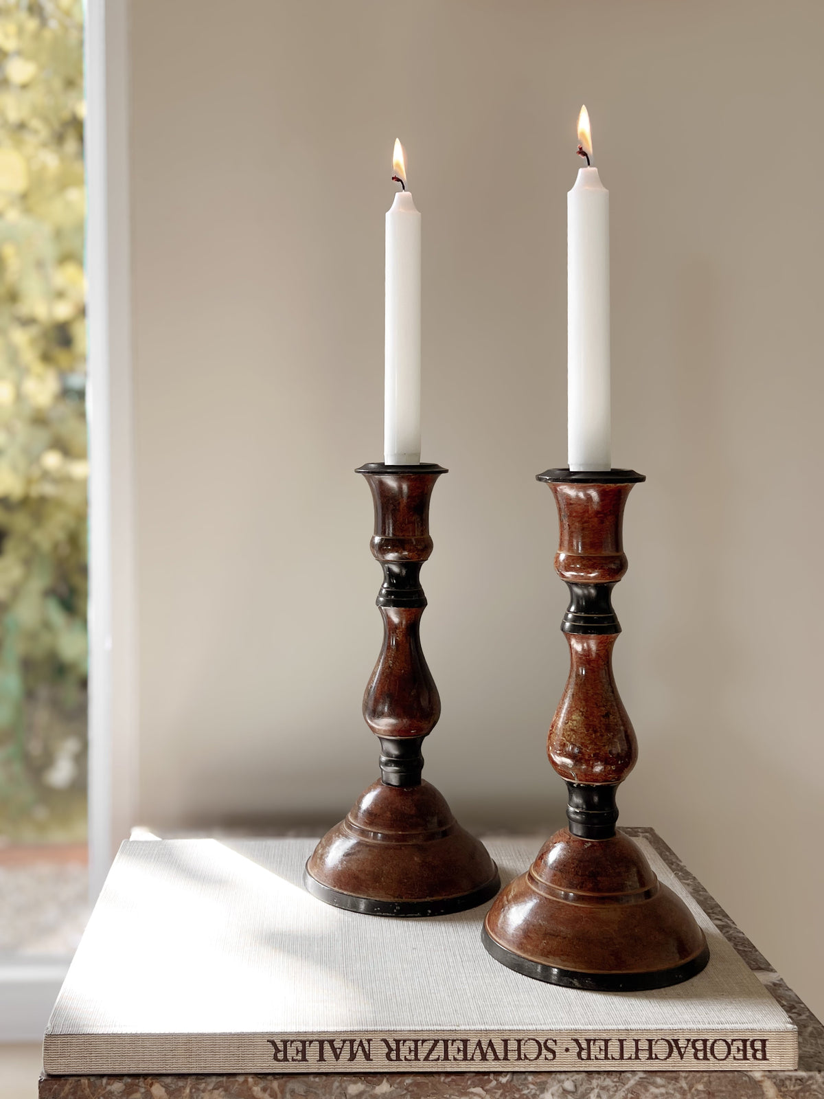 vintage metalen kandelaars – set van 2 – bruin zwart patina Noii HOME