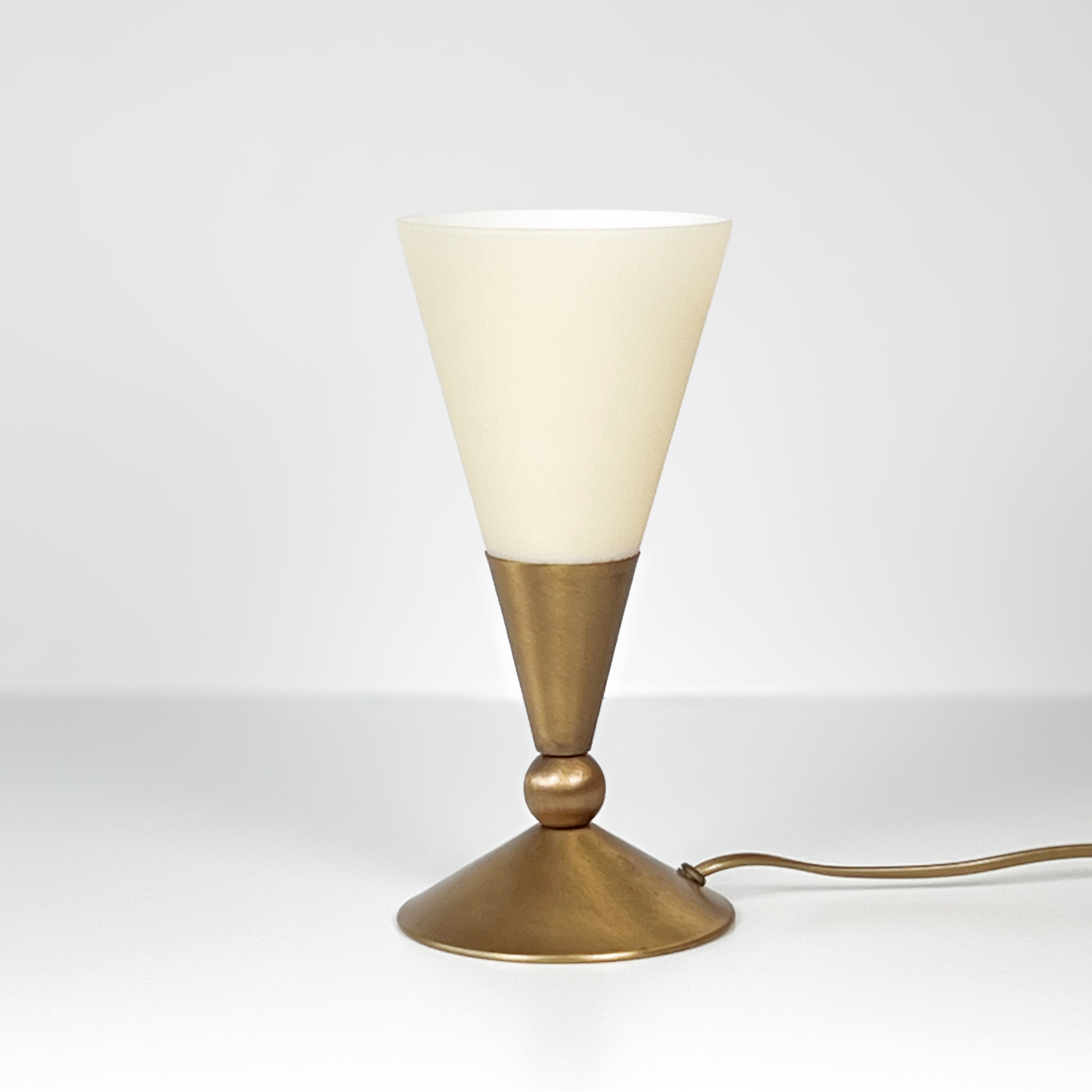 tafellamp met opaalglazen kap – messingkleurig – steinhauer - pre-loved Noii HOME