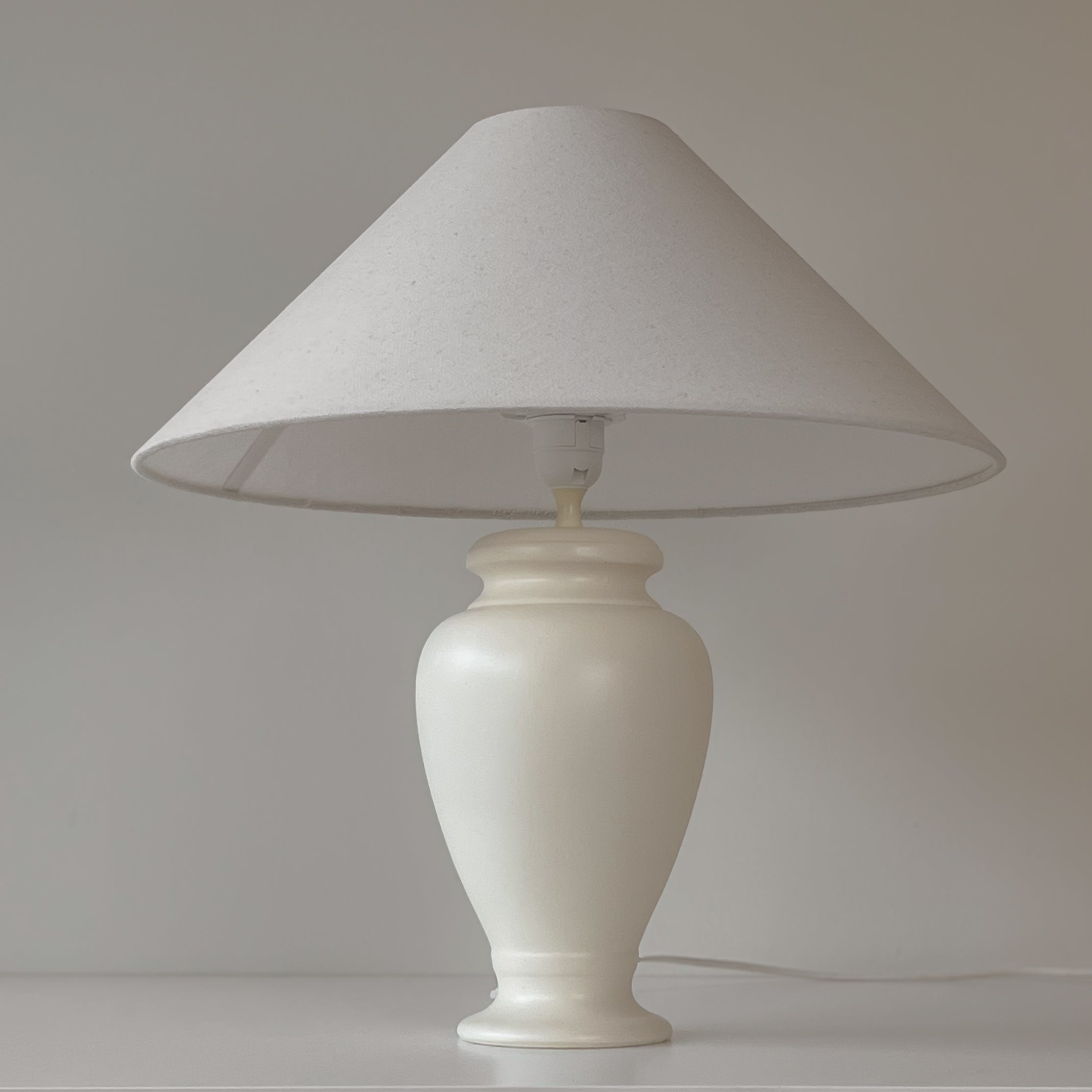 pre-loved schemerlamp met crème vaasvoet en linnenlook kap