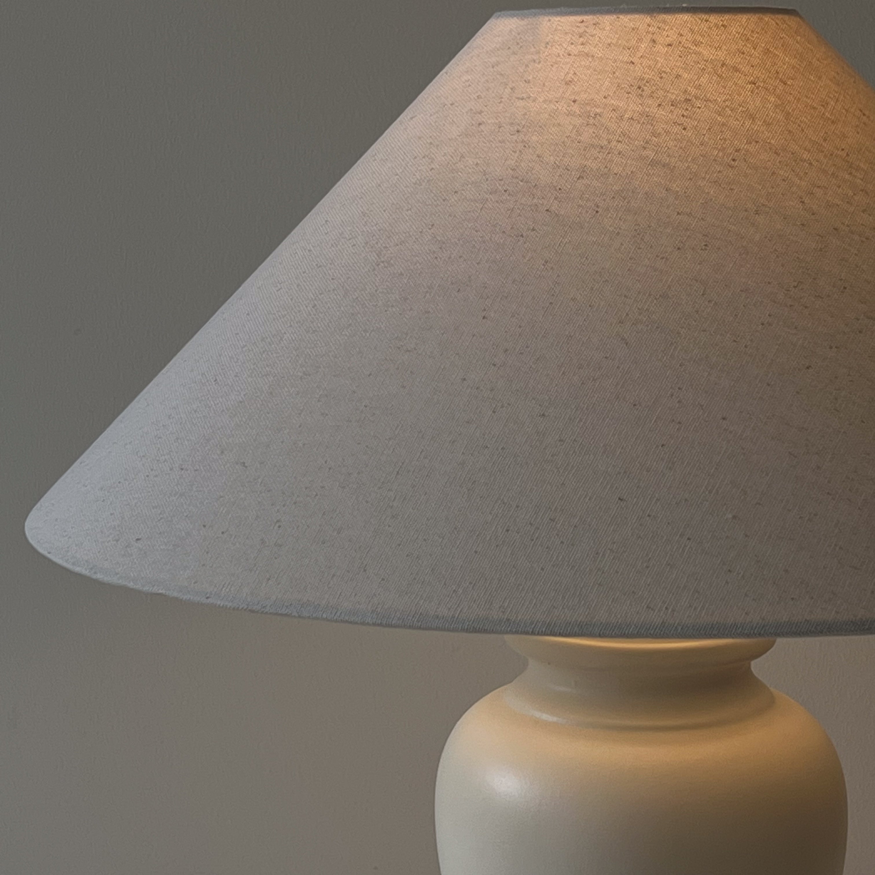pre-loved schemerlamp met crème vaasvoet en linnenlook kap
