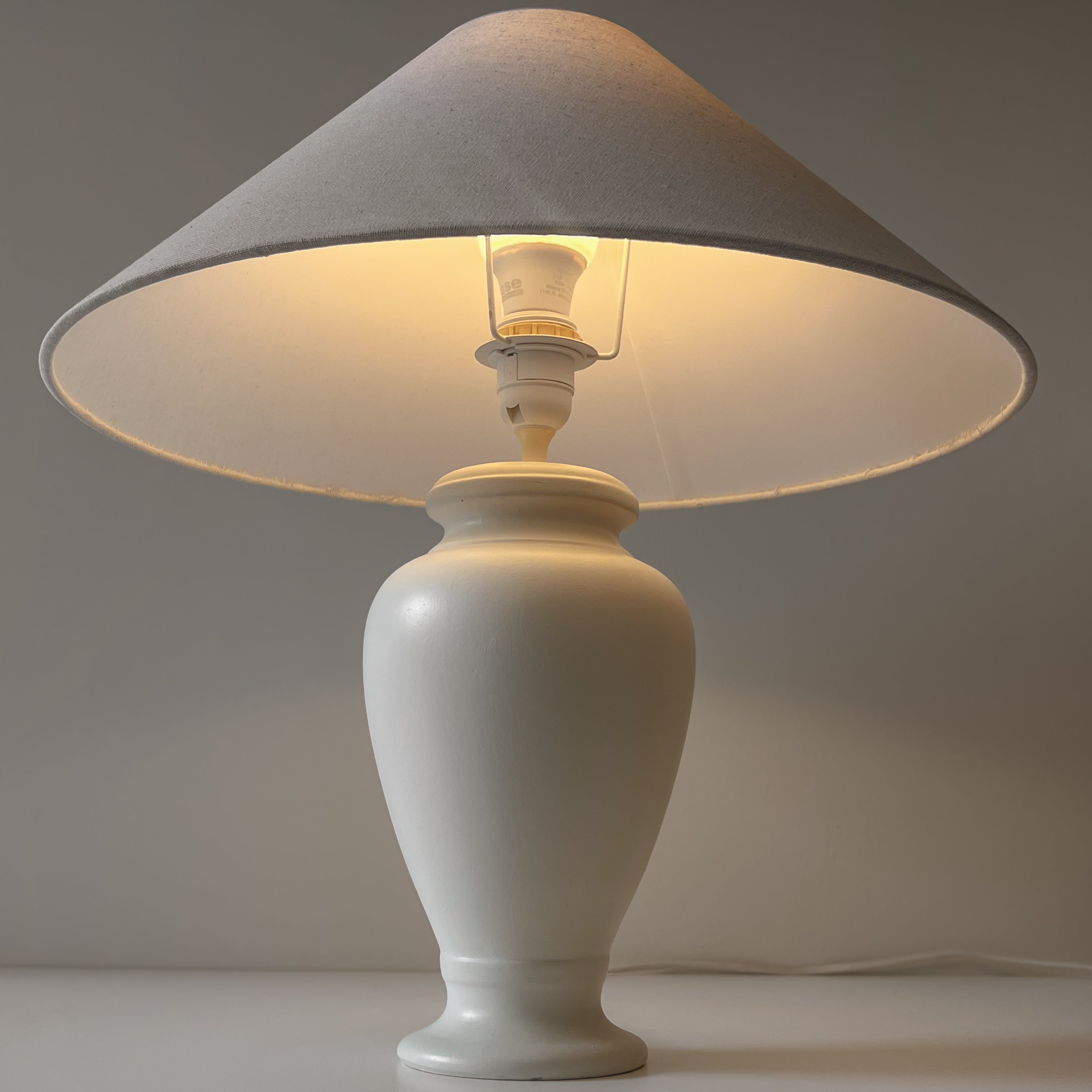 pre-loved schemerlamp met crème vaasvoet en linnenlook kap