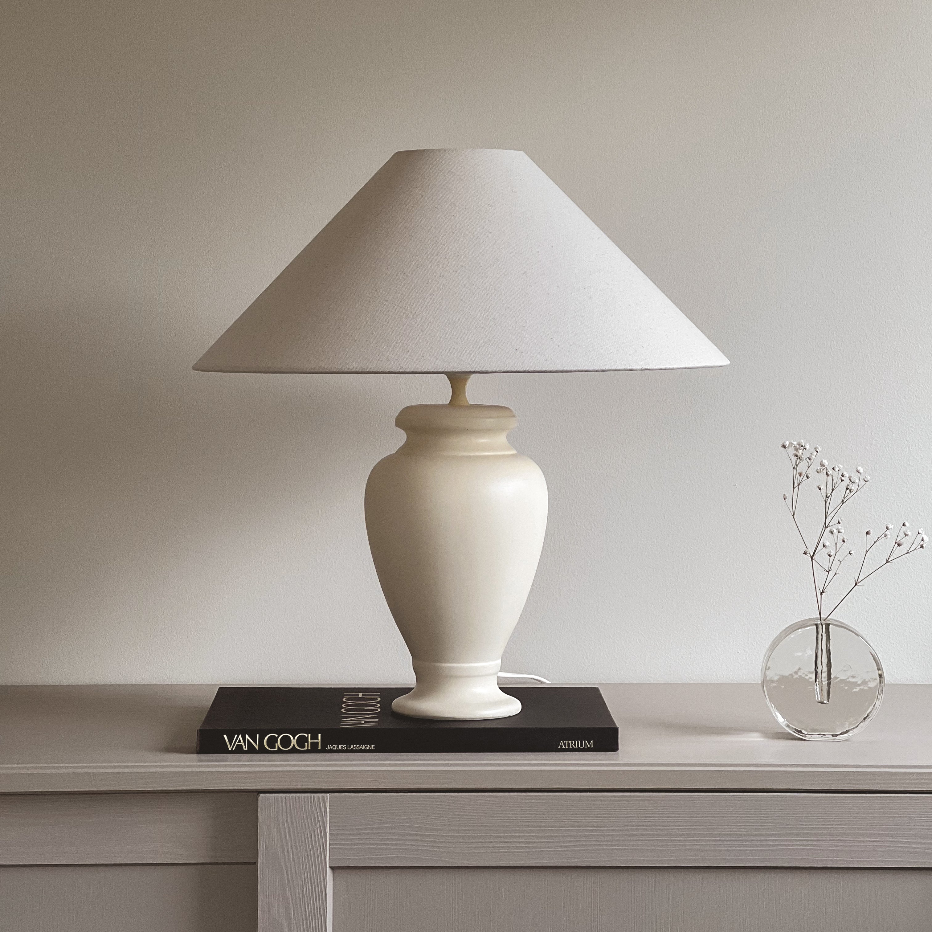pre-loved schemerlamp met crème vaasvoet en linnenlook kap