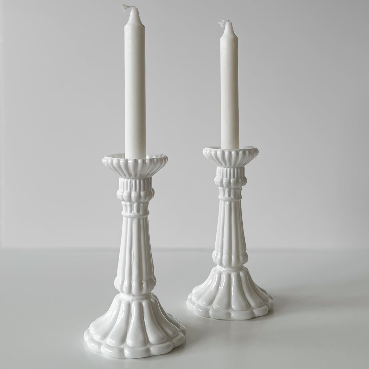 vintage witte glazen kandelaars – set van 2 – gegroefd reliëf
