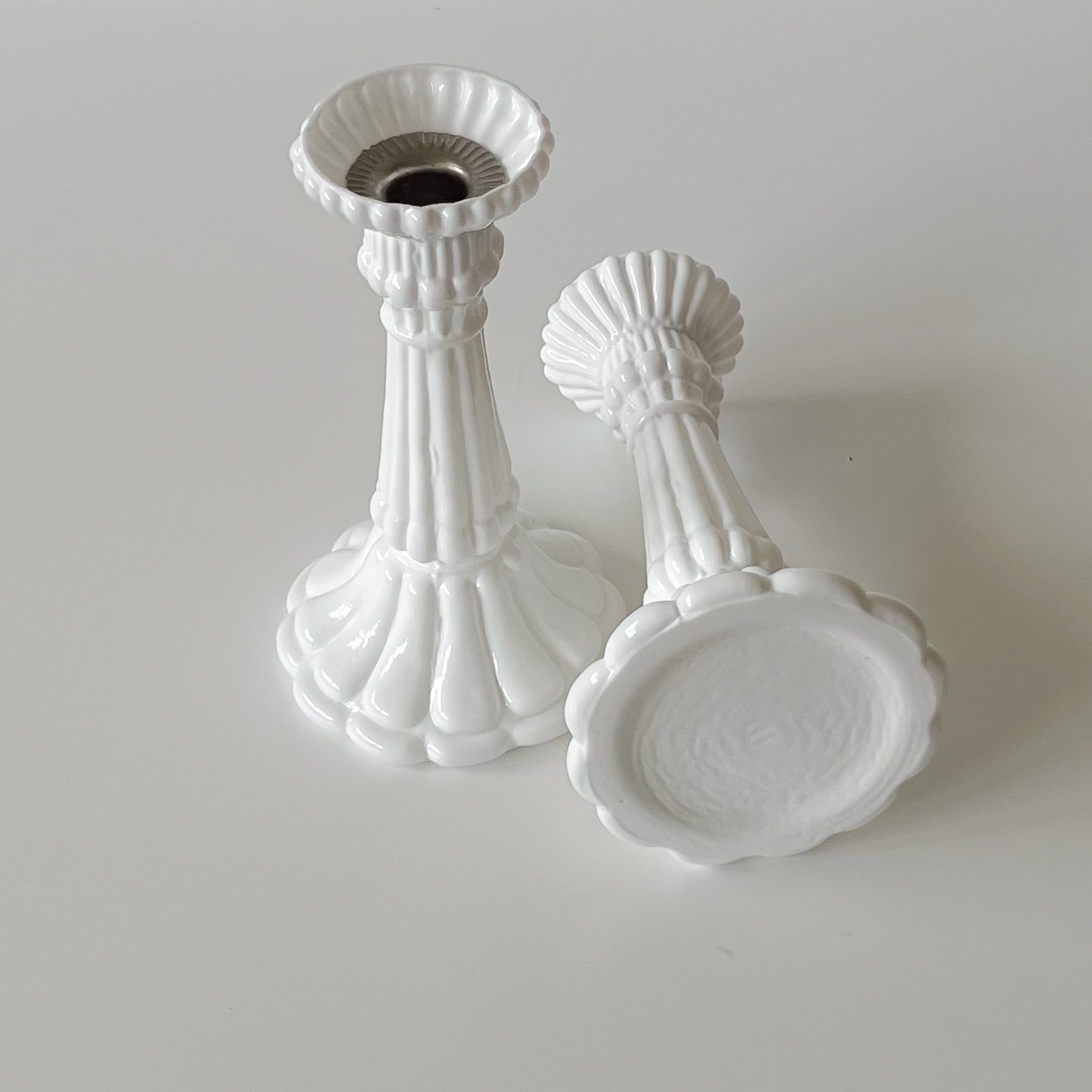 vintage witte glazen kandelaars – set van 2 – gegroefd reliëf