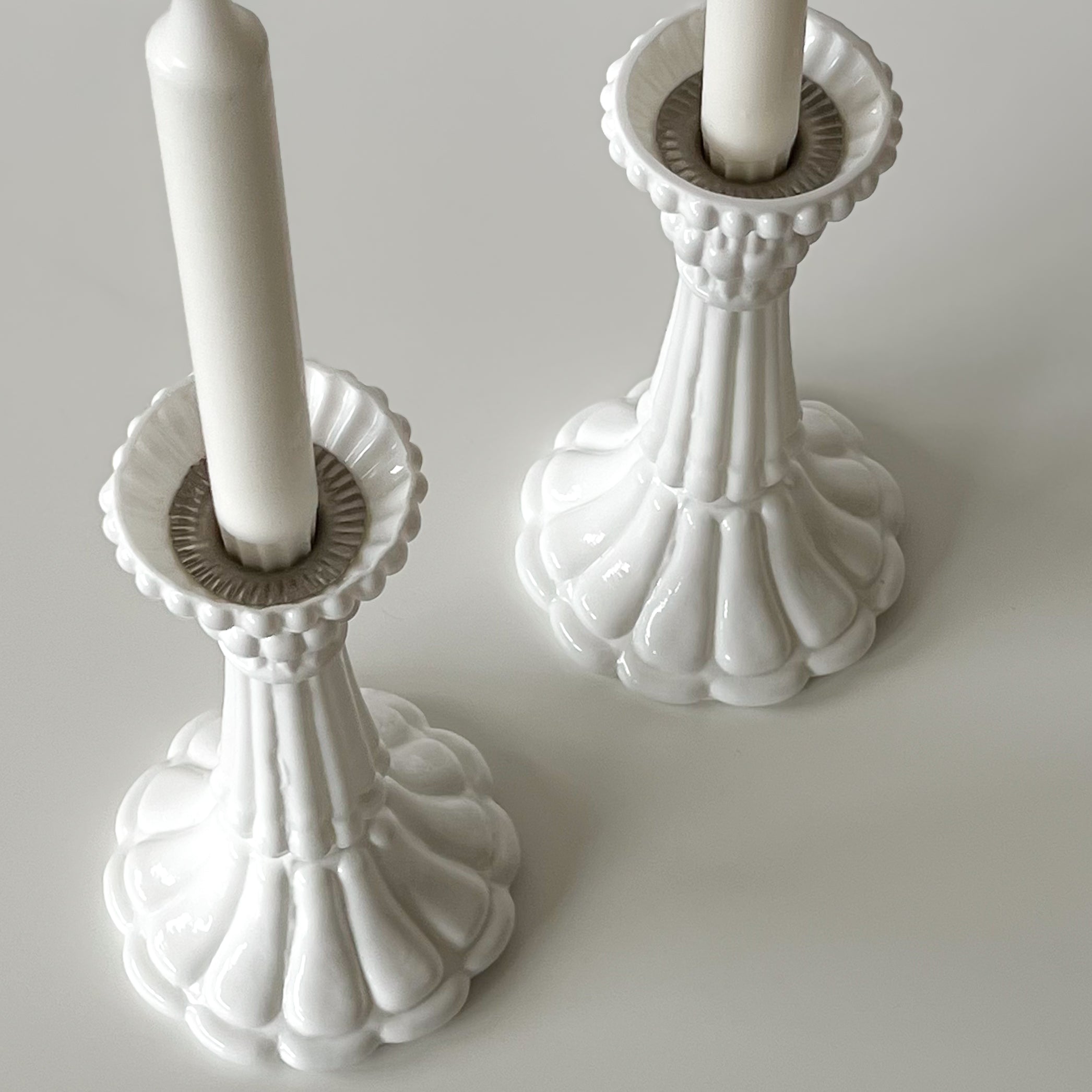 vintage witte glazen kandelaars – set van 2 – gegroefd reliëf