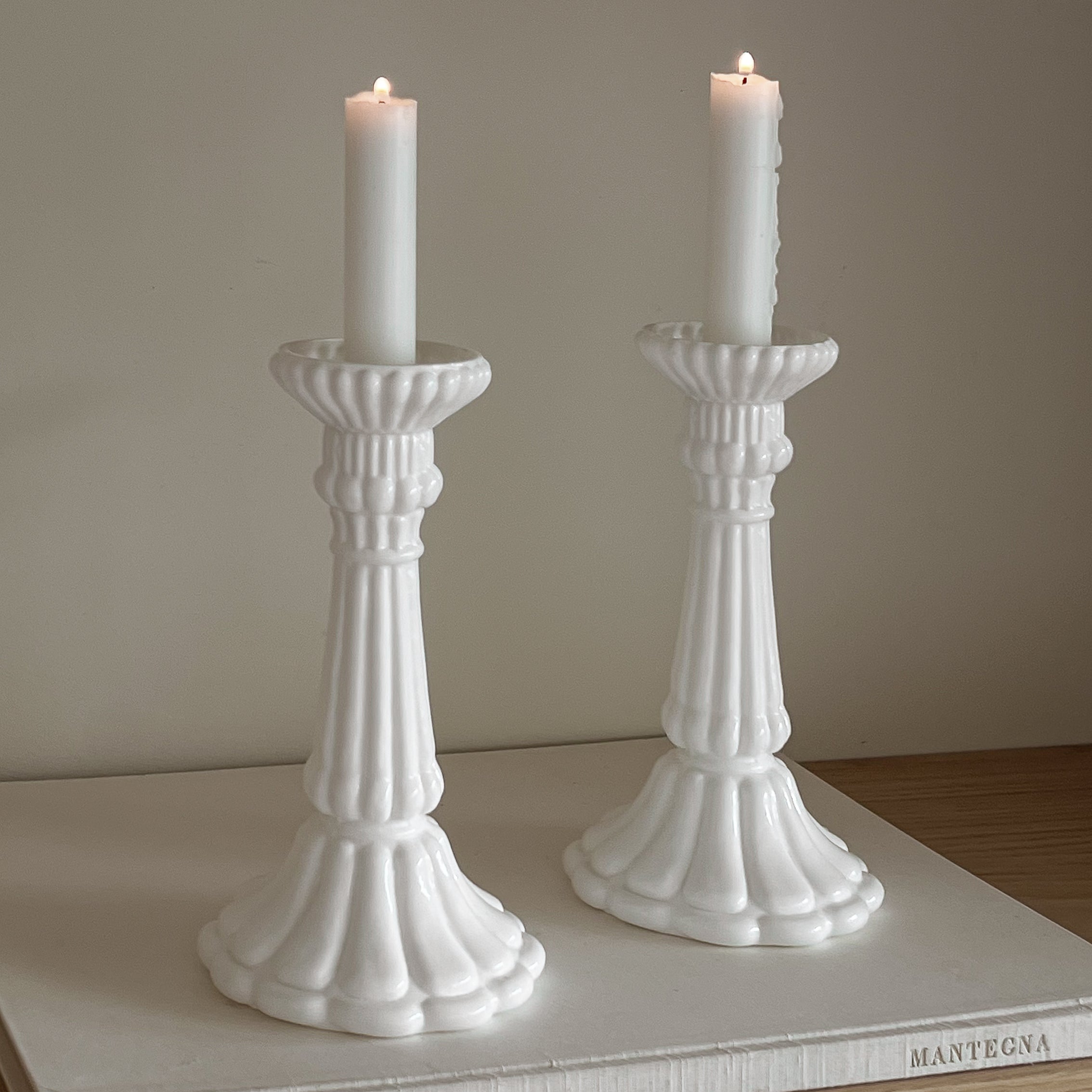 vintage witte glazen kandelaars – set van 2 – gegroefd reliëf