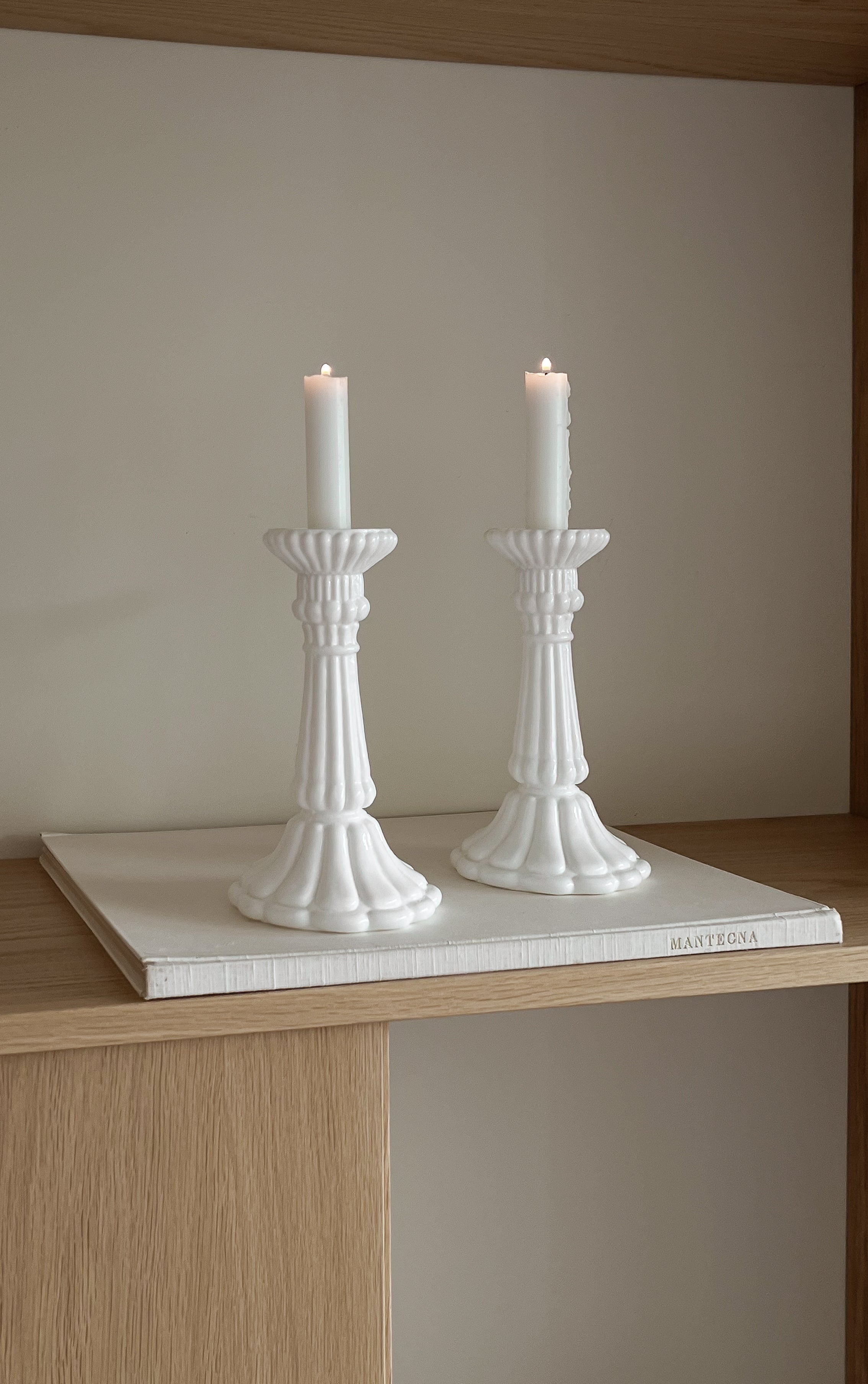 vintage witte glazen kandelaars – set van 2 – gegroefd reliëf