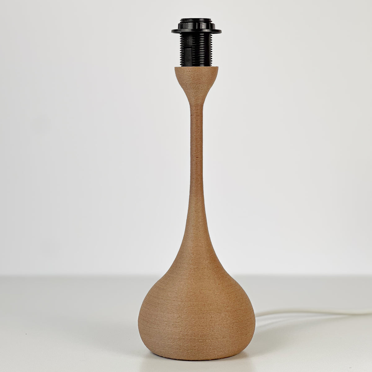 Pine tafellamp met hoge ronde voet en plissé kap – Made by Loef