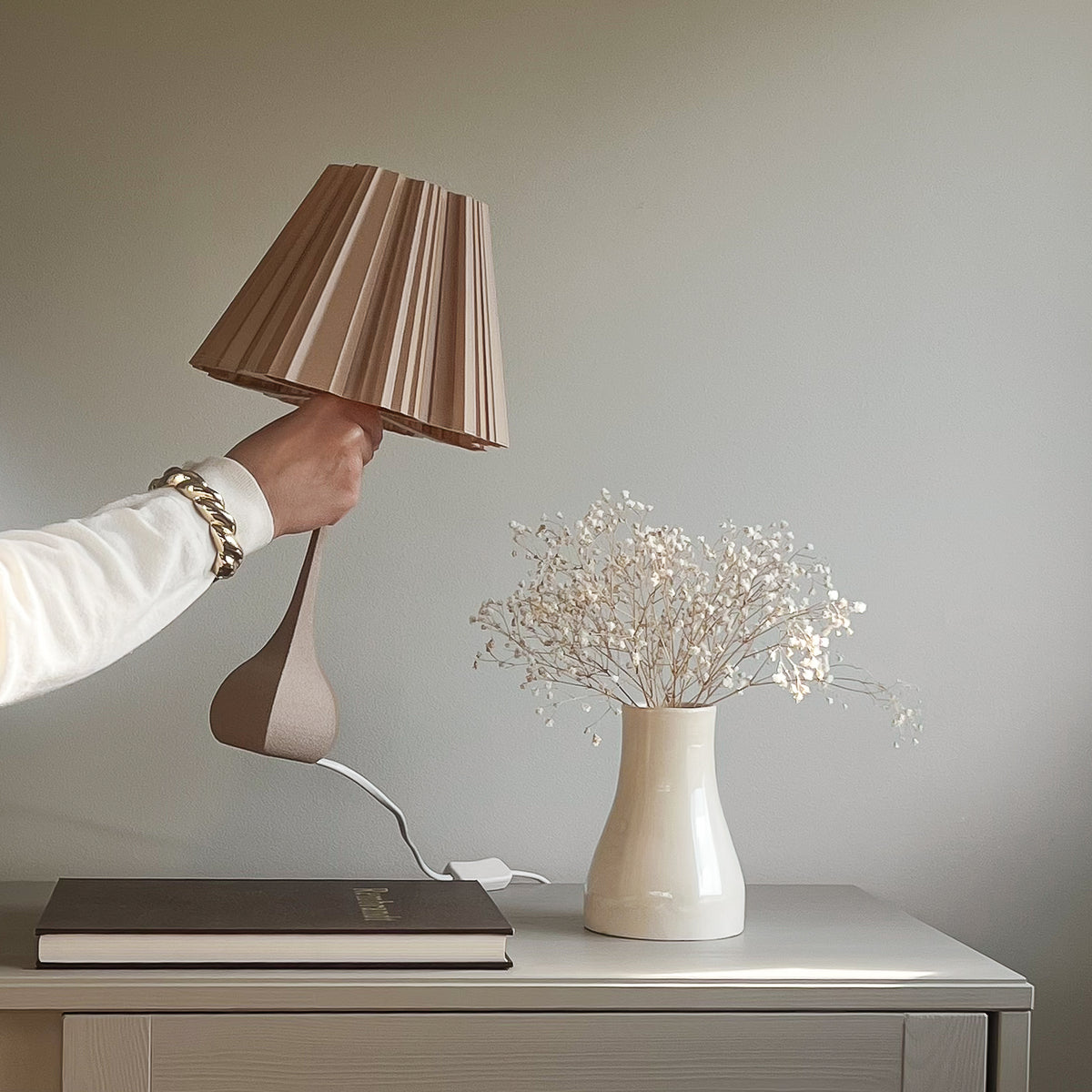 Pine tafellamp met hoge ronde voet en plissé kap – Made by Loef