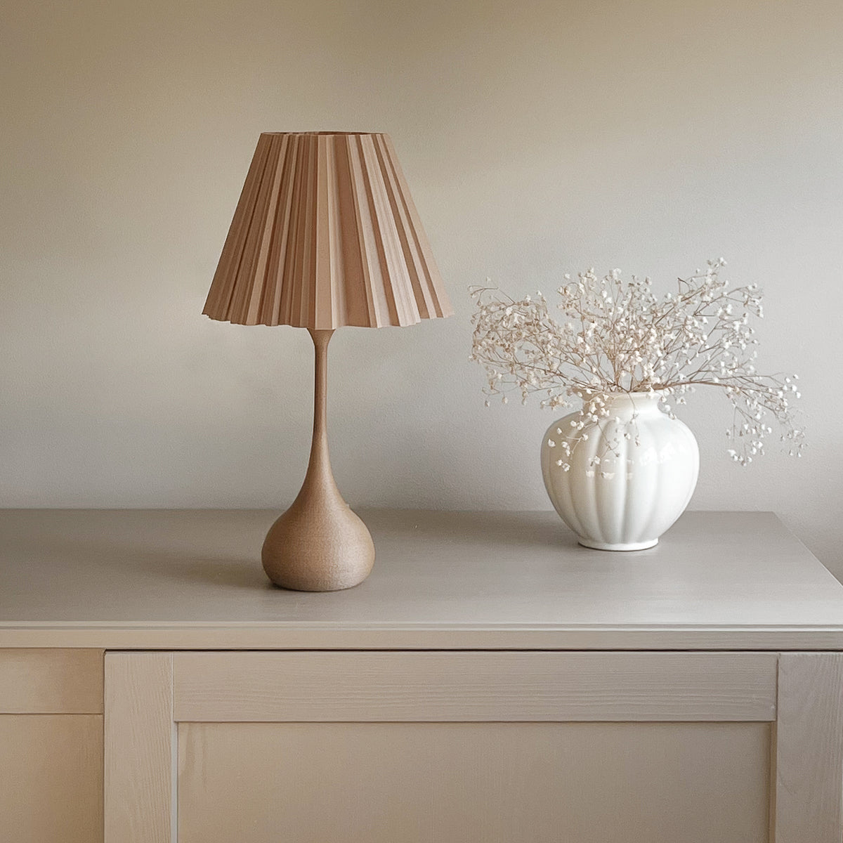 Pine tafellamp met hoge ronde voet en plissé kap – Made by Loef