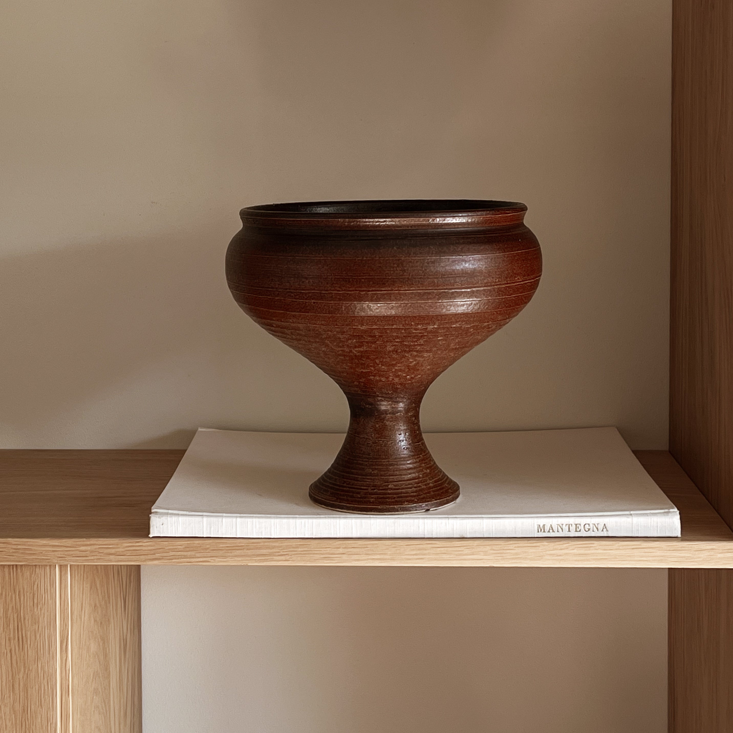 keramieken pot op voet – warm bruin glazuur – pre-loved