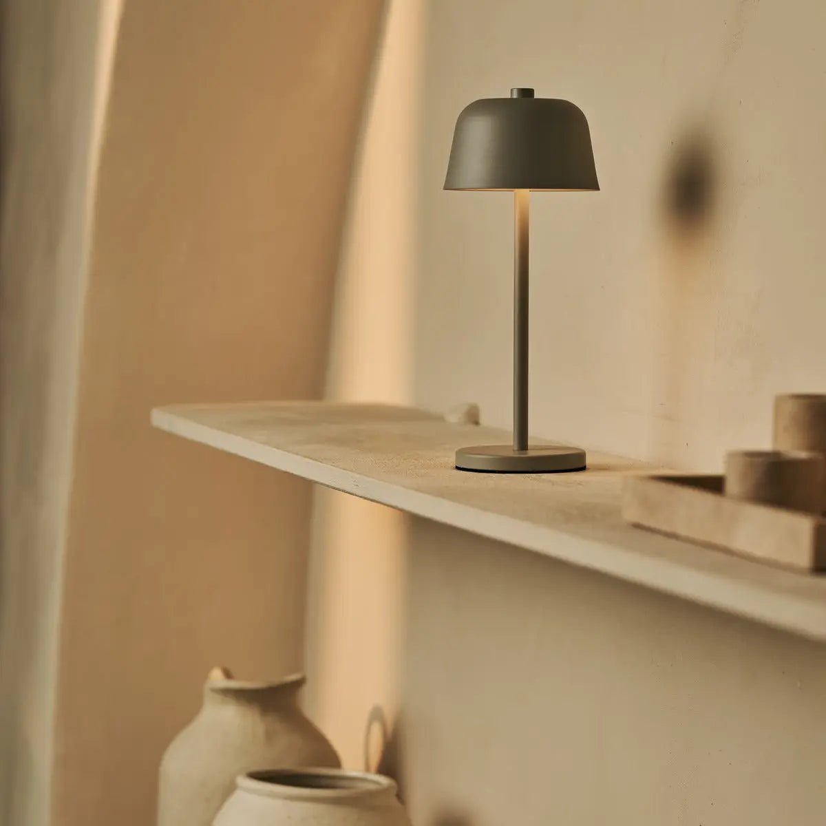 Anton Shadow Gray Oplaadbare tafellamp | Stijlvolle en draadloze verlichting Tavellio - Amsterdam