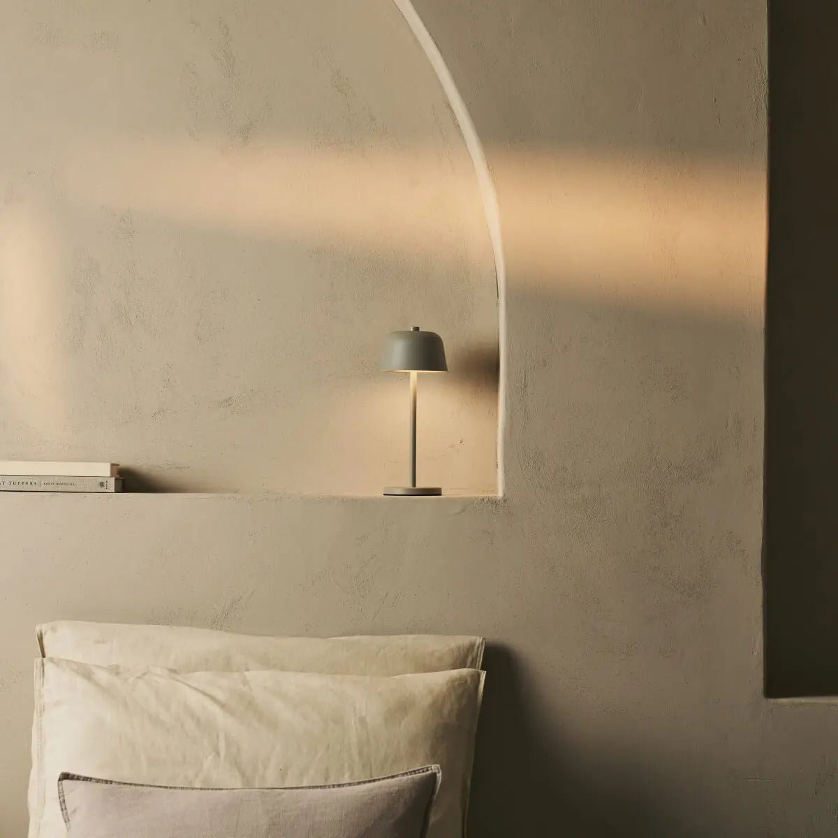 Anton Shadow Gray Oplaadbare tafellamp | Stijlvolle en draadloze verlichting Tavellio - Amsterdam