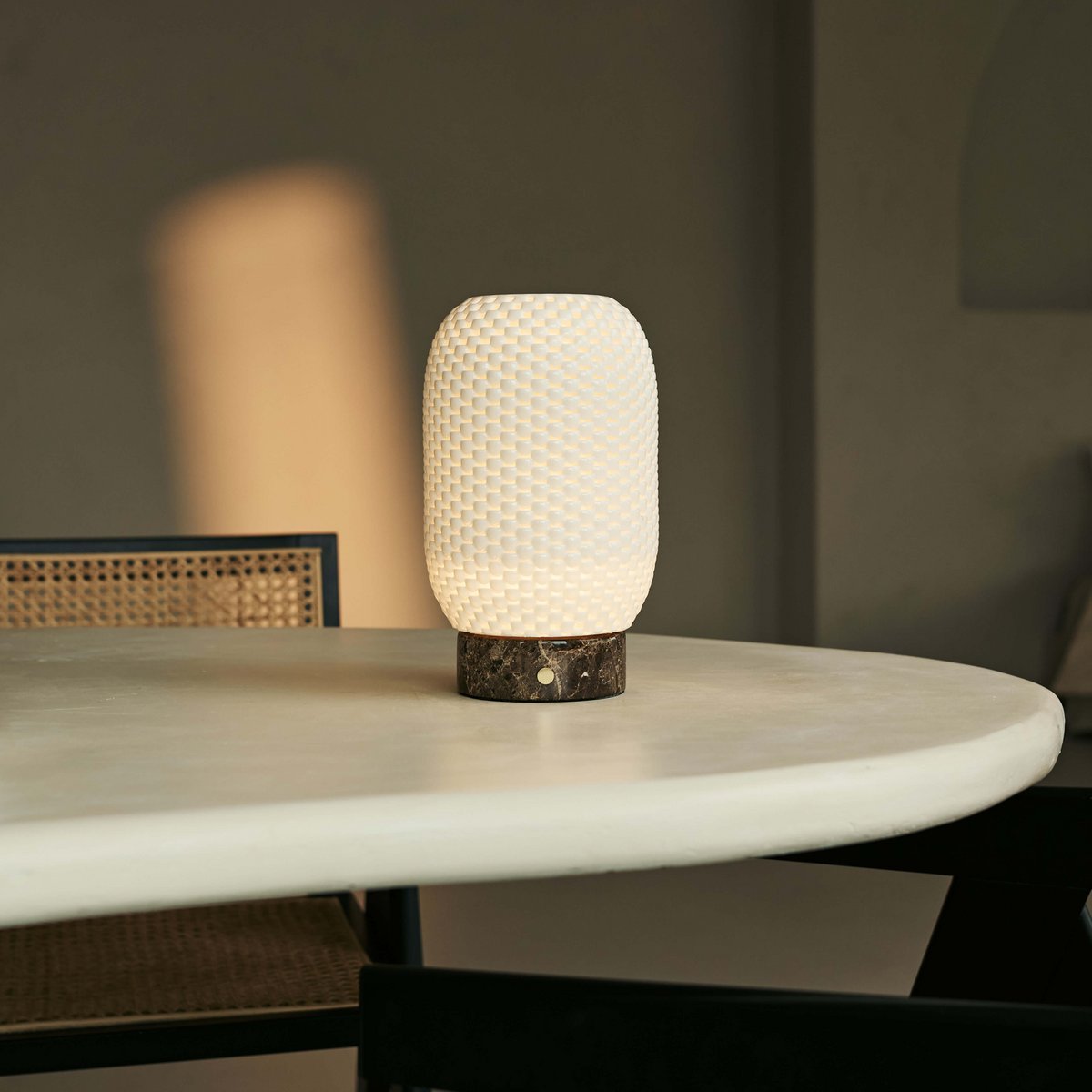 Aurora marmeren draadloze tafellamp in 3D-geprinte porselein-oplaadbaar, dimbaar en tot 100 uur licht Tavellio - Amsterdam