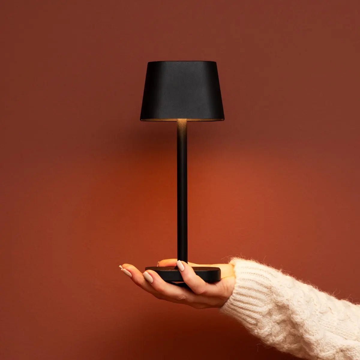 Ava Zwarte Oplaadbare Tafellamp | Slanke draadloze verlichtingsoplossing Tavellio - Amsterdam