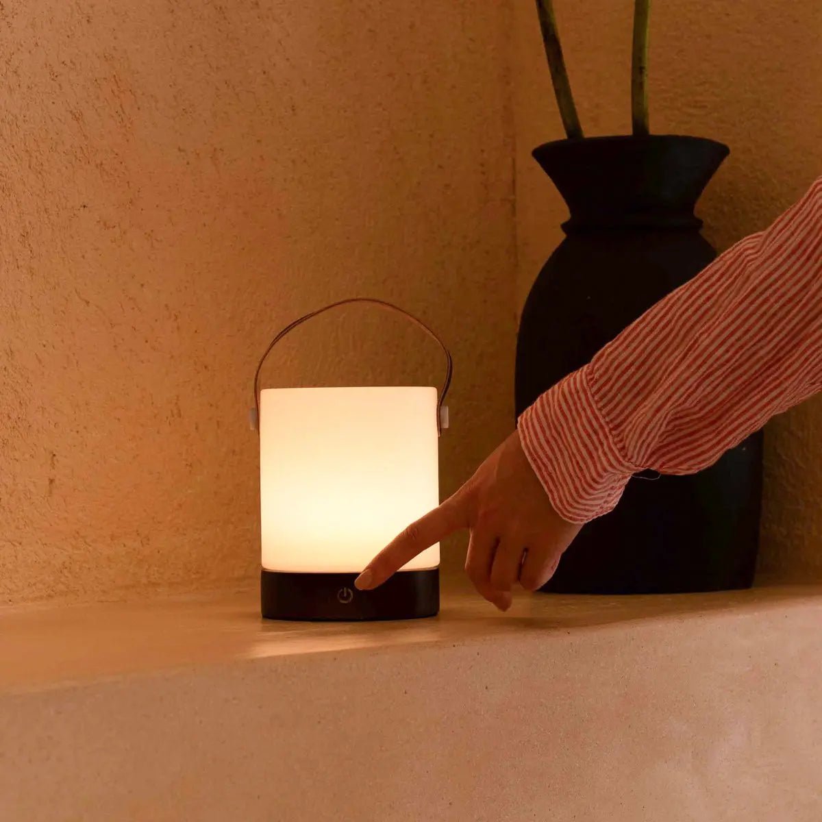 Avery donkerbruine oplaadbare houten tafellamp – draadloos en dimbaar met leren band Tavellio - Amsterdam