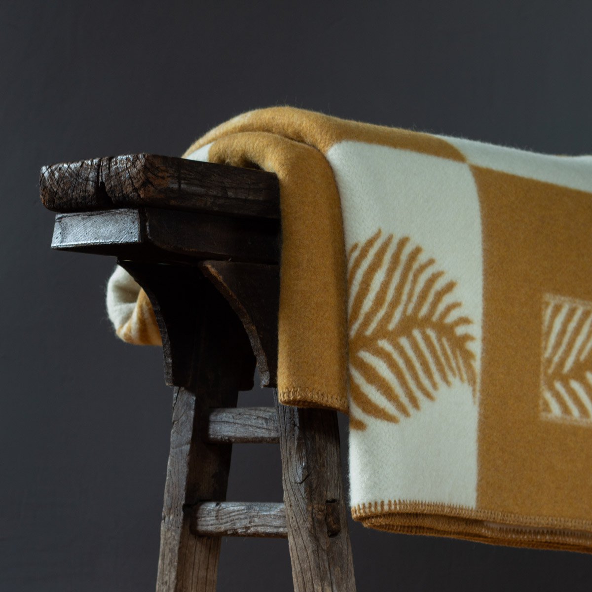 beddeken - plaid - LEAF - oker - merinowol - MoST Blankets MoST Blankets