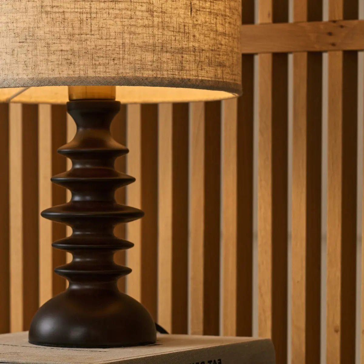 Bodhi donkerbruine houten lamp met beige lampenkap – elegante verlichting voor elke kamer Tavellio - Amsterdam