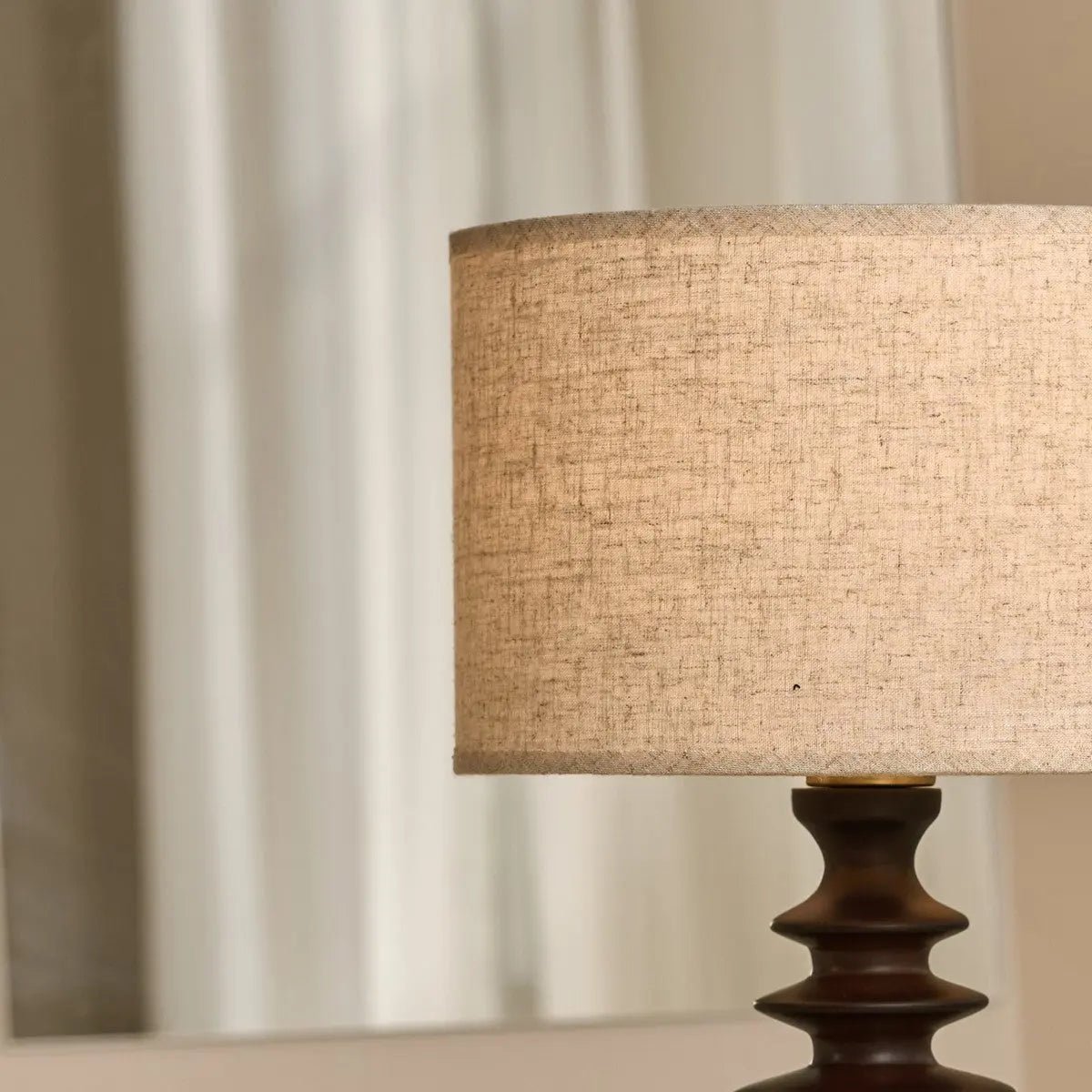 Bodhi donkerbruine houten lamp met beige lampenkap – elegante verlichting voor elke kamer Tavellio - Amsterdam
