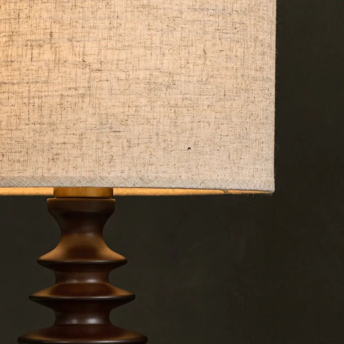 Bodhi donkerbruine houten lamp met beige lampenkap – elegante verlichting voor elke kamer Tavellio - Amsterdam