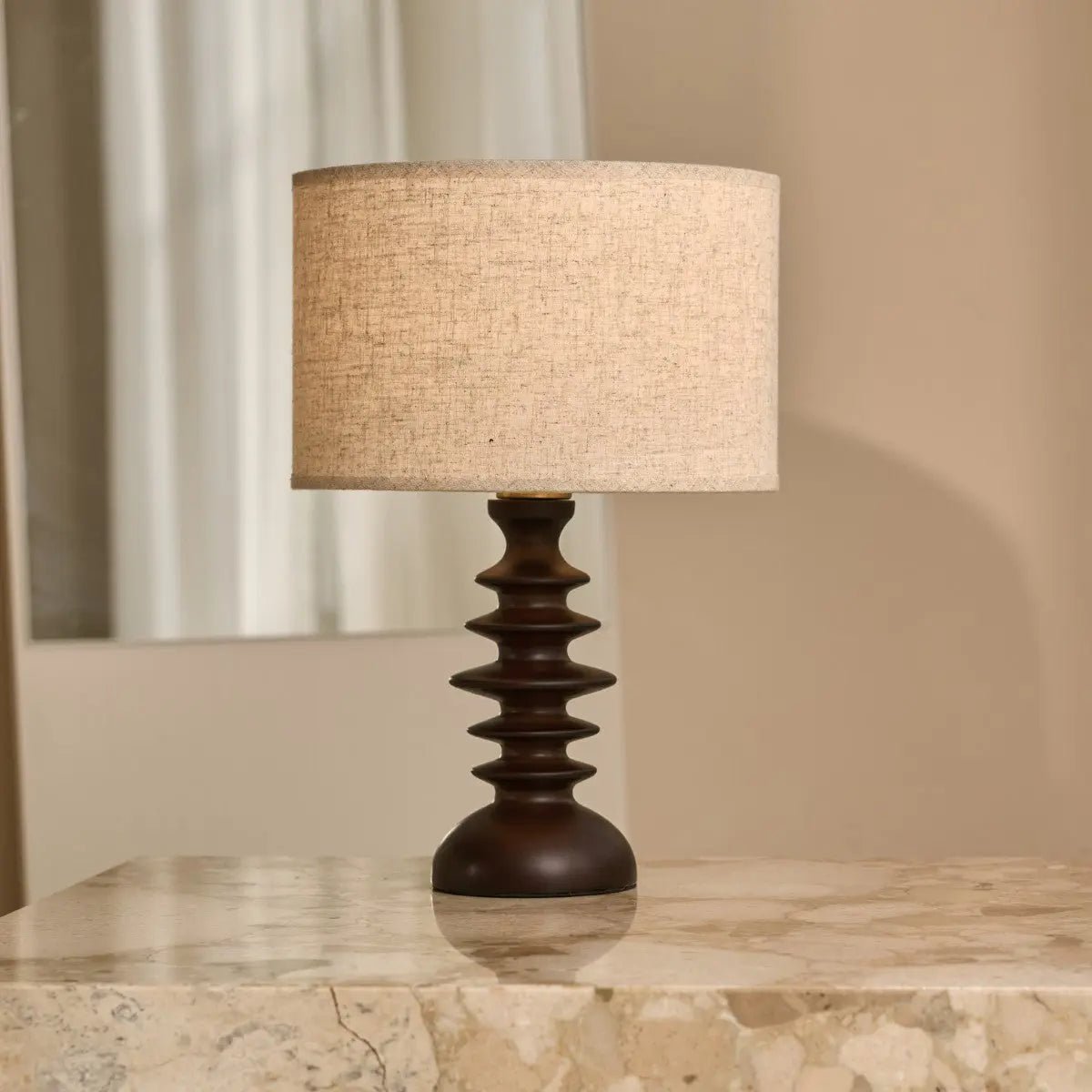 Bodhi donkerbruine houten lamp met beige lampenkap – elegante verlichting voor elke kamer Tavellio - Amsterdam