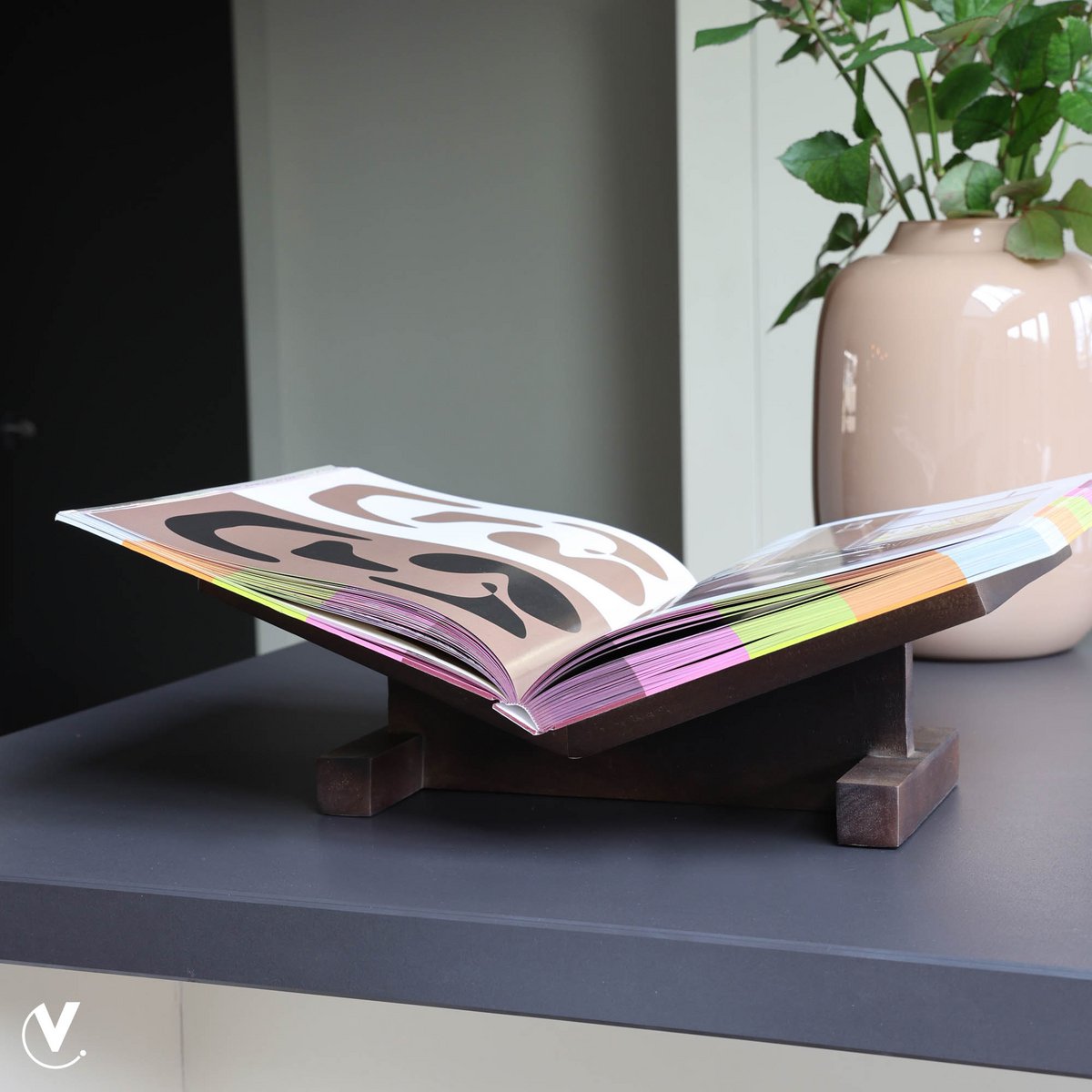 Boekenstandaard - Wiggins walnut Vase The World