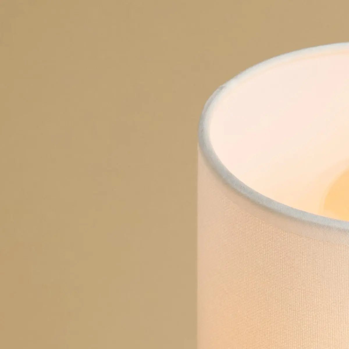 Boris lichtbruine lamp met 2 meter koord - stof schaduwlamp en houten basis Tavellio - Amsterdam