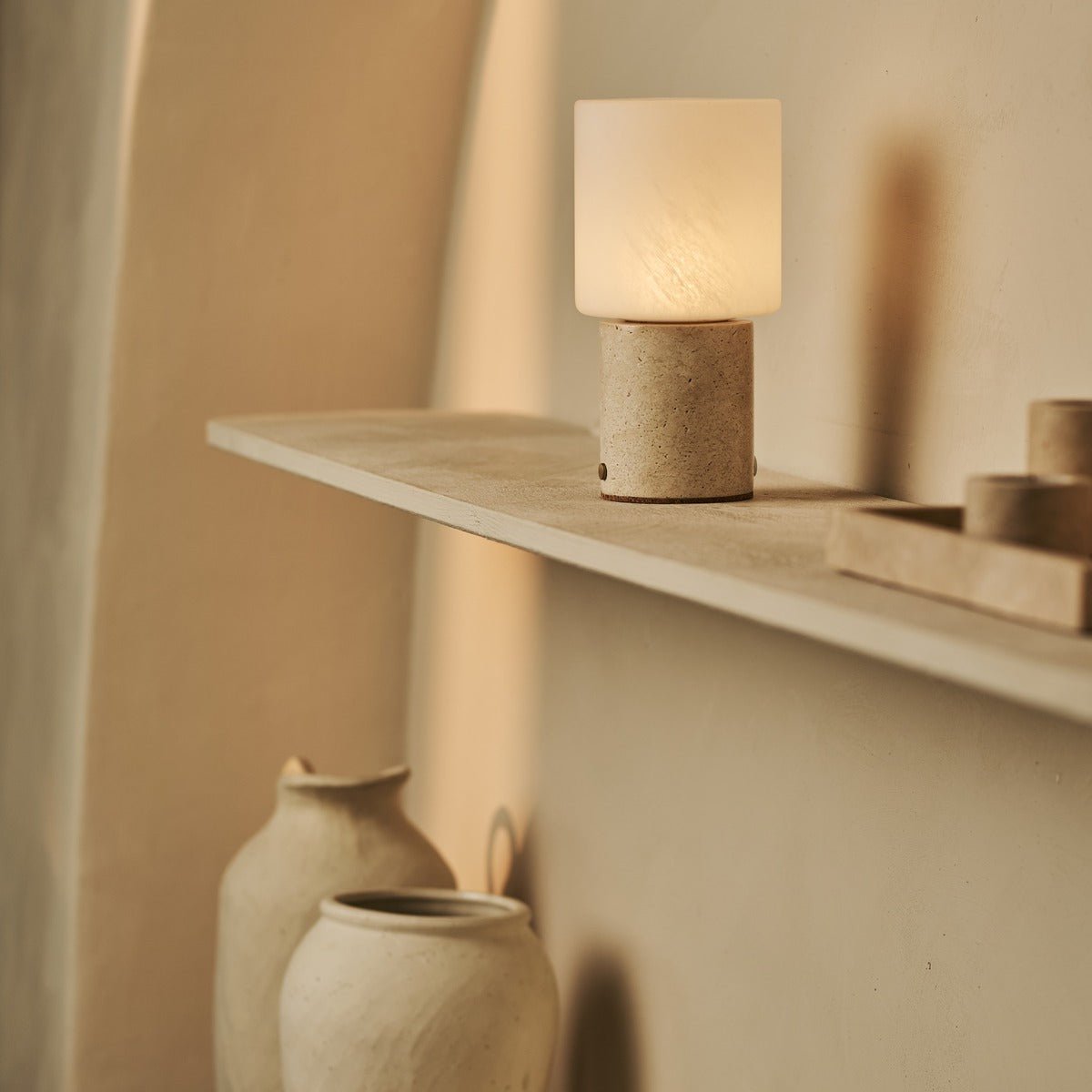 Cuyp Beige / Travertino Classico - Travertine oplaadbare tafellamp - draadloos, USB oplaadbaar en maximaal 100 uur runtime Tavellio - Amsterdam