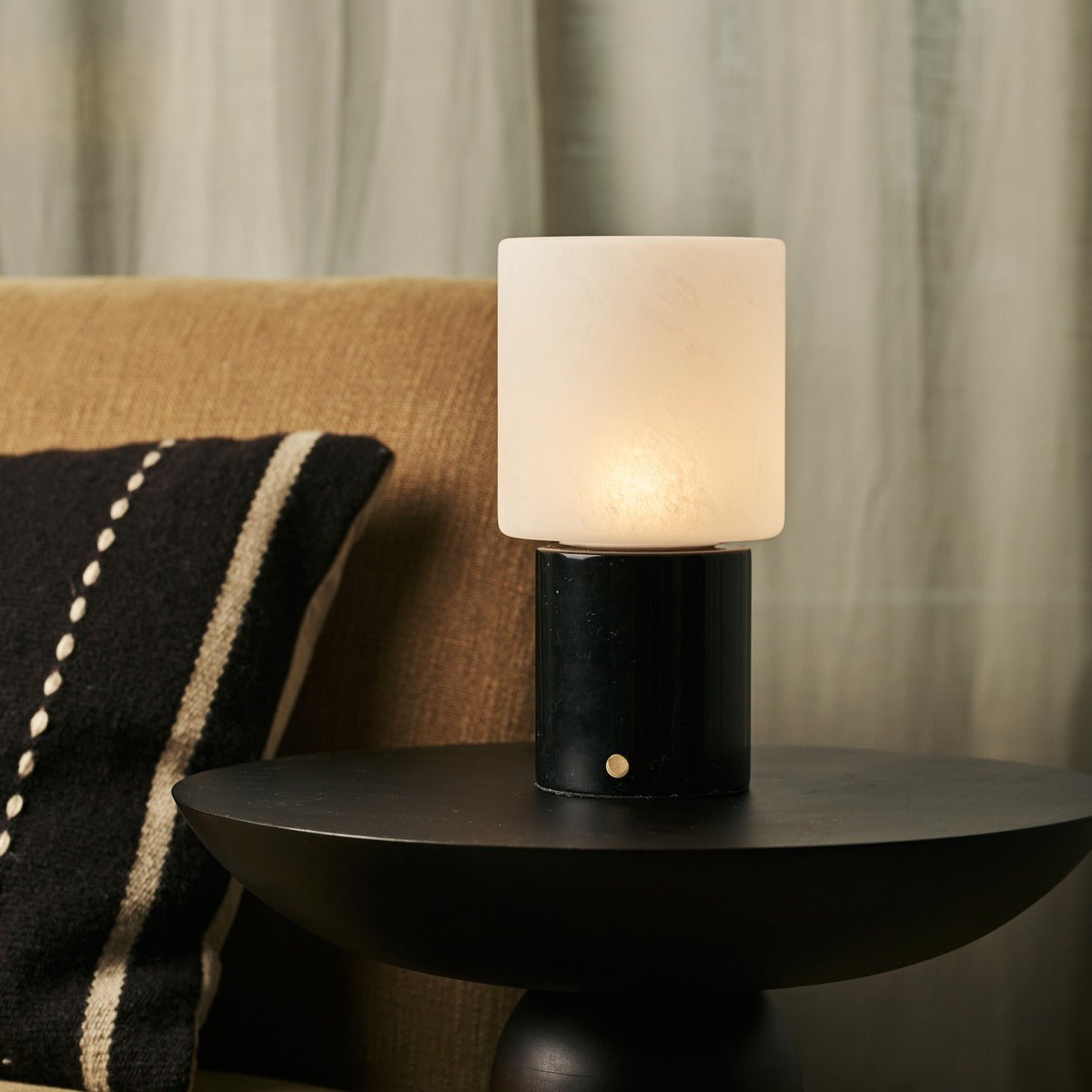 Cuyp Black / Nero Marquina - Marmeren oplaadbare tafellamp - Draadloos, USB -oplaadbaar en tot 100 looptijd Tavellio - Amsterdam