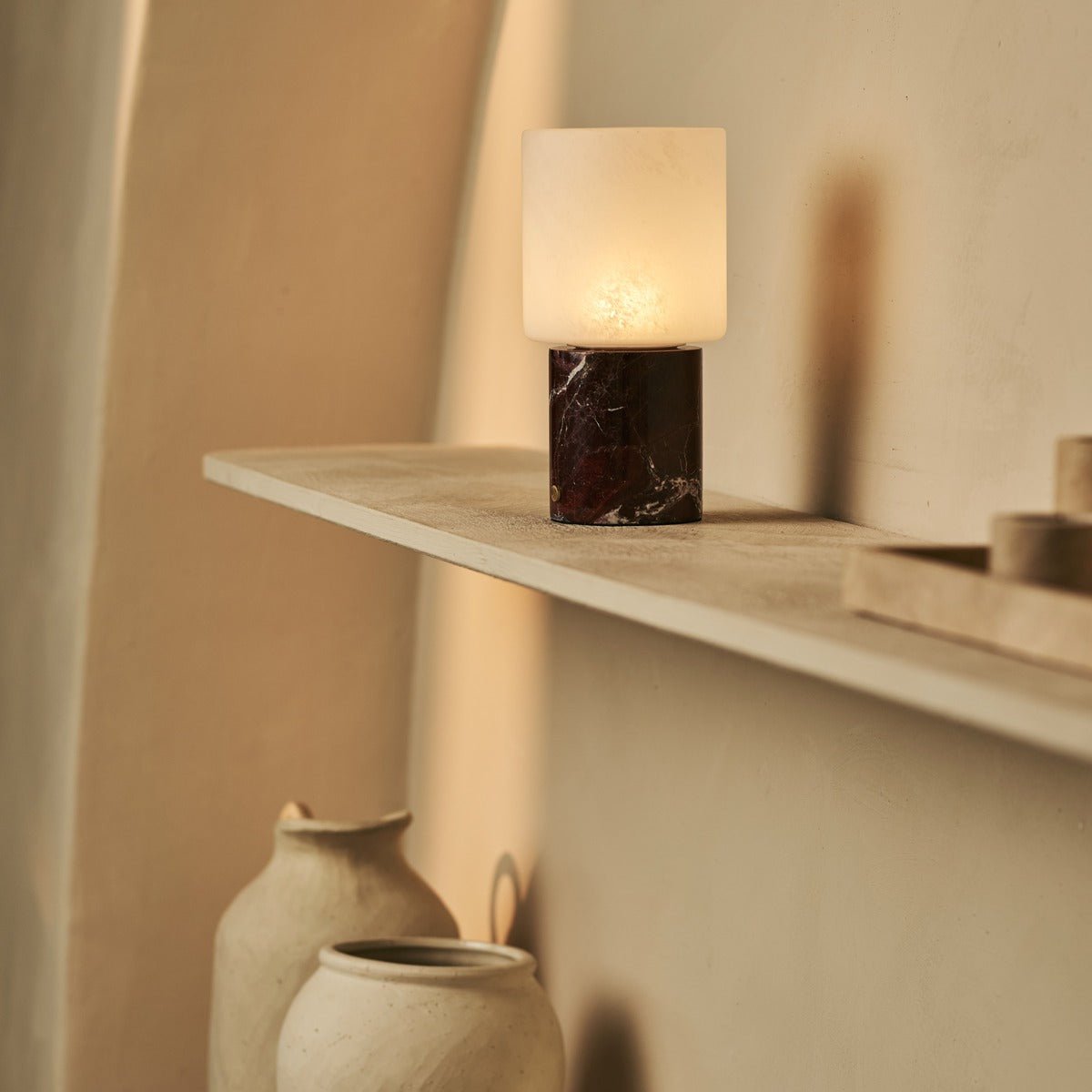 Cuyp Red / Rosso Levanto - Marmeren oplaadbare tafellamp - Draadloos, USB -oplaadbaar en maximaal 100 uur runtime Tavellio - Amsterdam