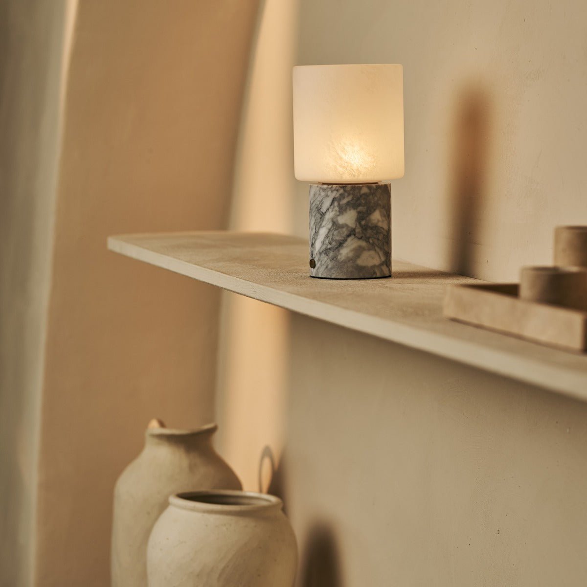 Cuyp White / Bianco Statuarietto - Marmeren oplaadbare tafellamp - draadloos, USB oplaadbaar en tot 100 uur runtime Tavellio - Amsterdam