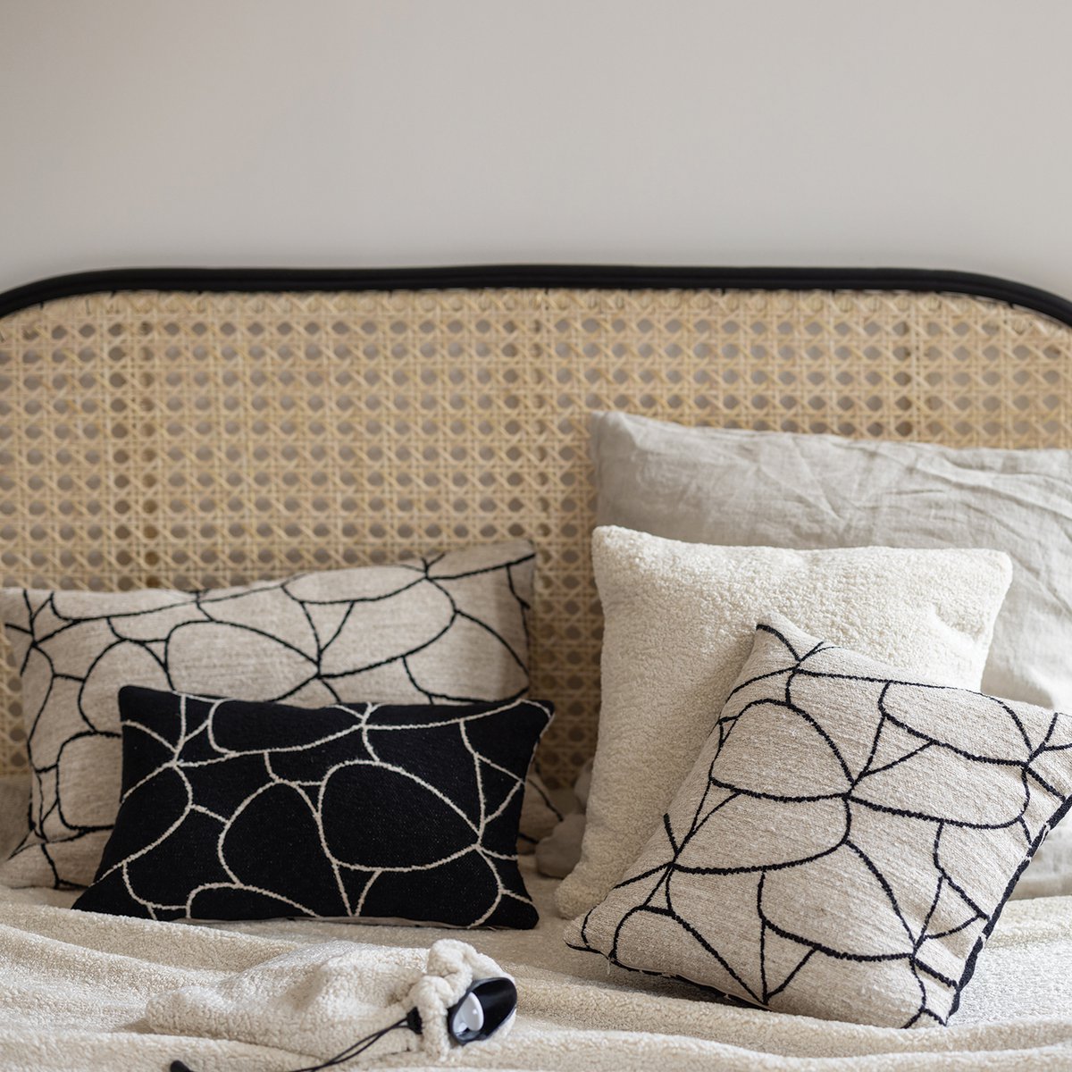 dany kussen – jacquard geweven – blanc/zwart – 40 x 65 – vivaraise VIVARAISE