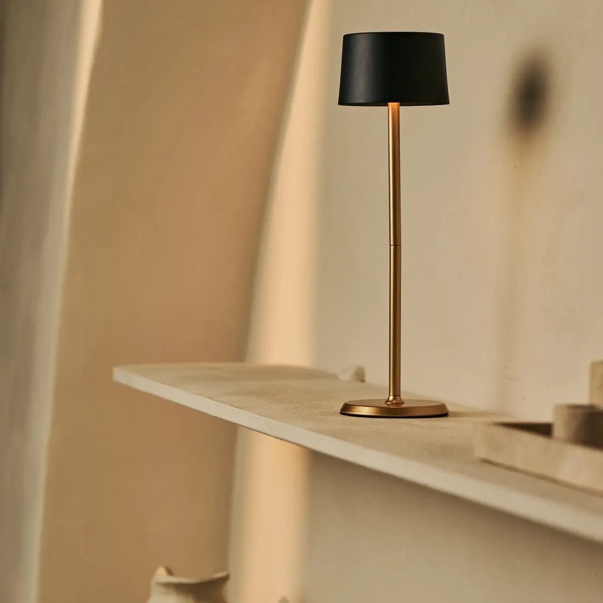 David Black & Gold oplaadbare tafellamp 2 op 1 met verstelbare hoogte - dimbaar en draadloos met 120 uur batterij Tavellio - Amsterdam