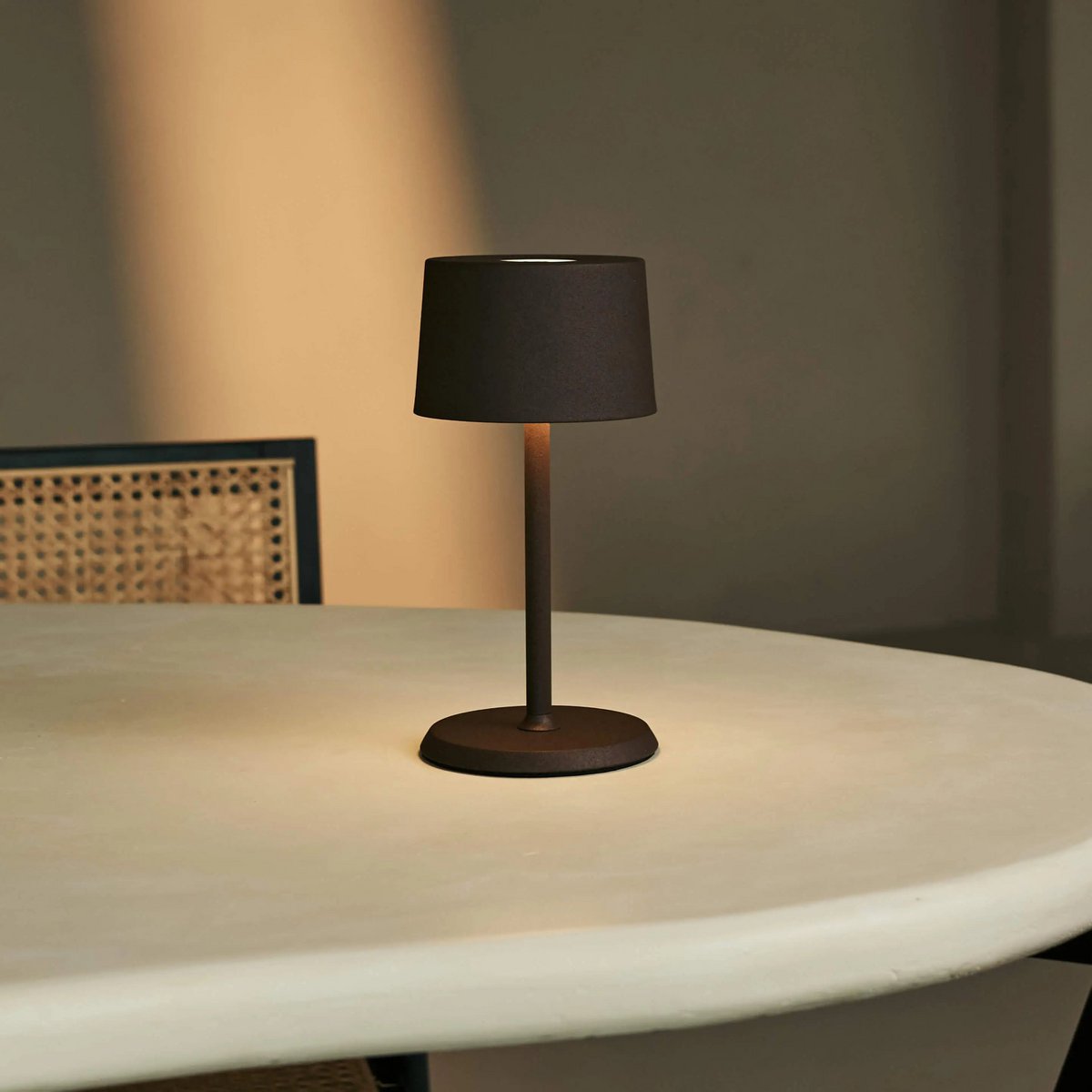 David Mocha Brown oplaadbare tafellamp 2 in 1 met verstelbare hoogte - dimpelbaar en draadloos met 120 uur batterij Tavellio - Amsterdam