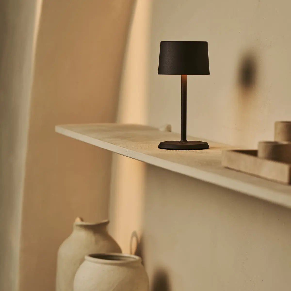 David Mocha Brown oplaadbare tafellamp 2 in 1 met verstelbare hoogte - dimpelbaar en draadloos met 120 uur batterij Tavellio - Amsterdam