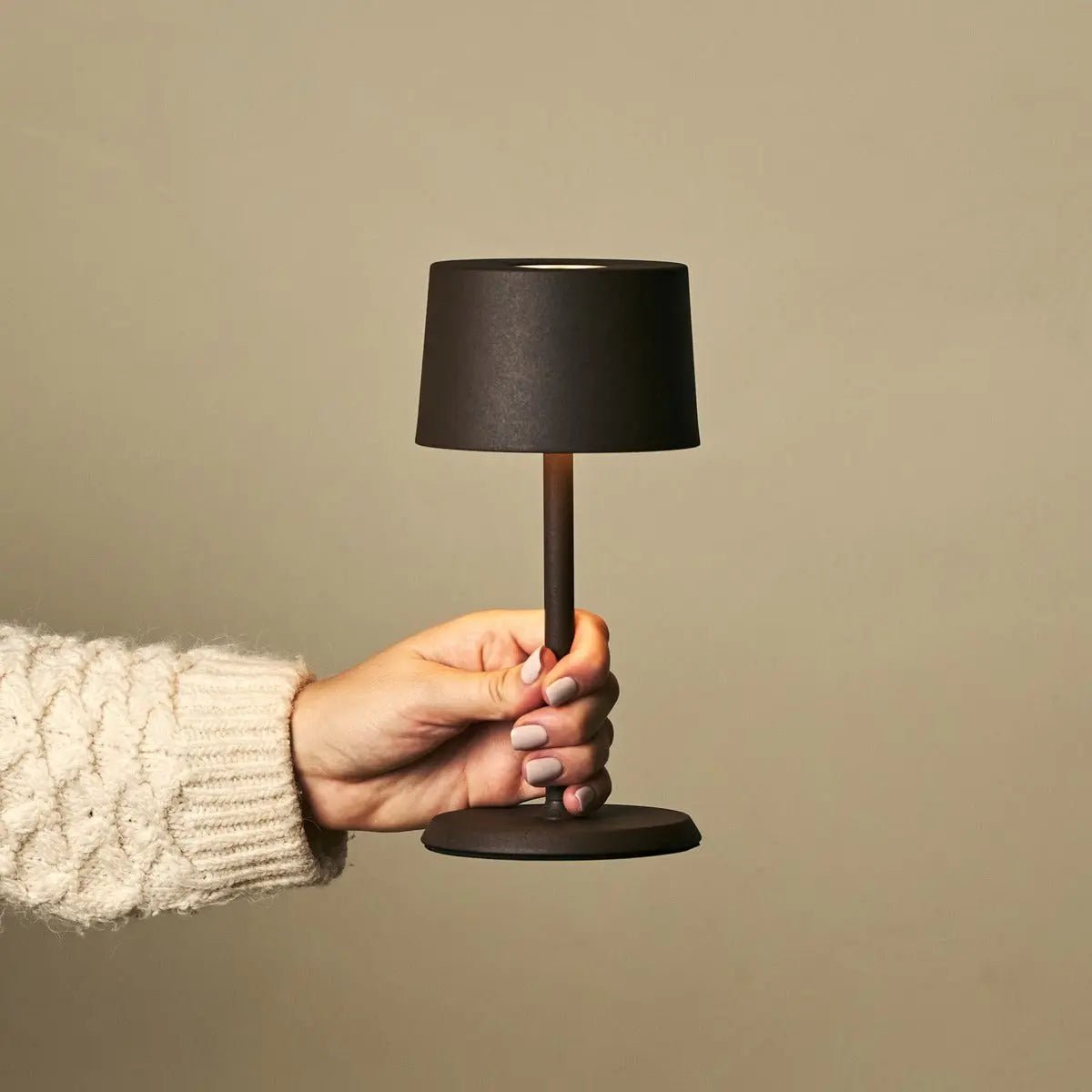 David Mocha Brown oplaadbare tafellamp 2 in 1 met verstelbare hoogte - dimpelbaar en draadloos met 120 uur batterij Tavellio - Amsterdam