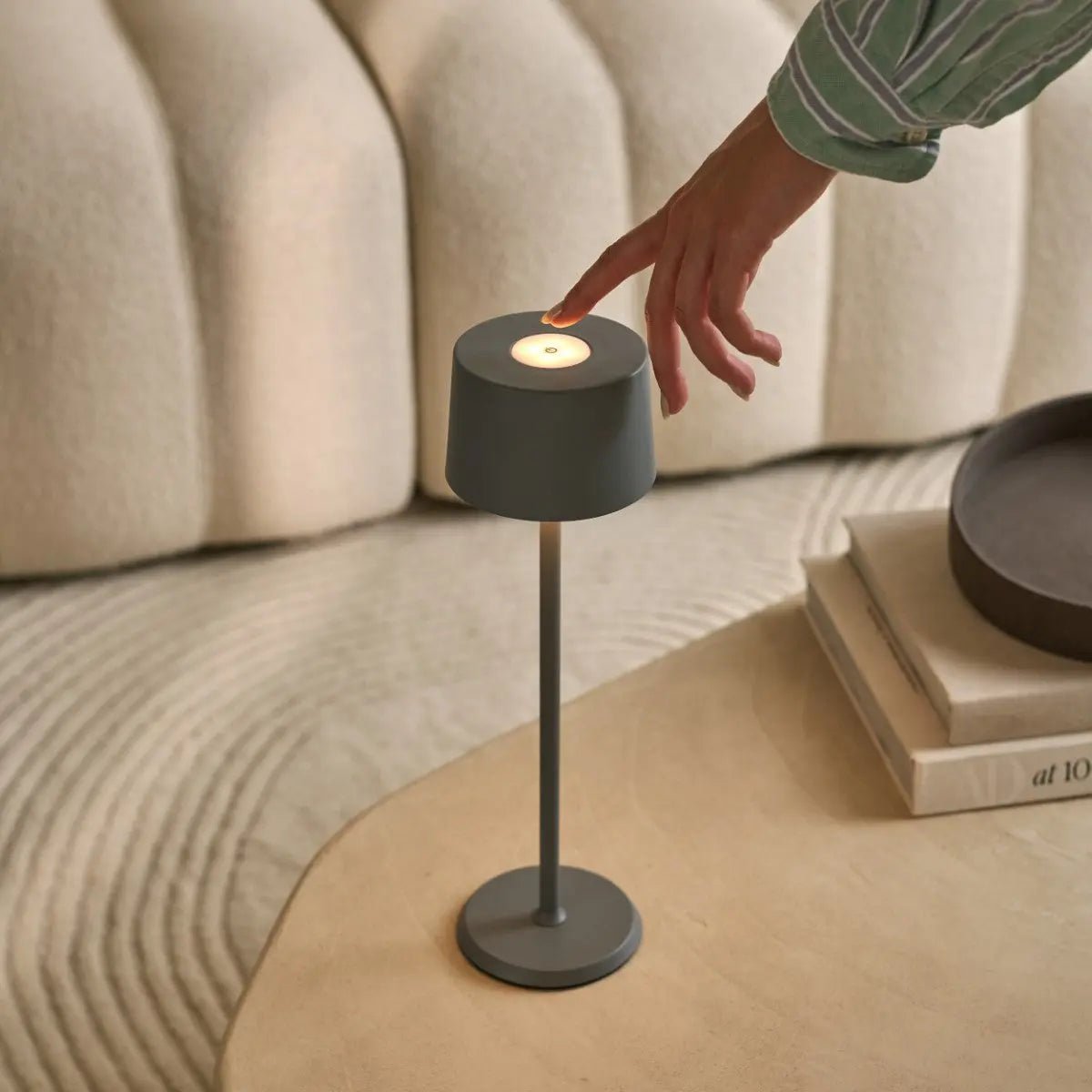 David Trout grijze oplaadbare ijzeren tafellamp – dimbaar en draadloos met 120 uur batterij Tavellio - Amsterdam