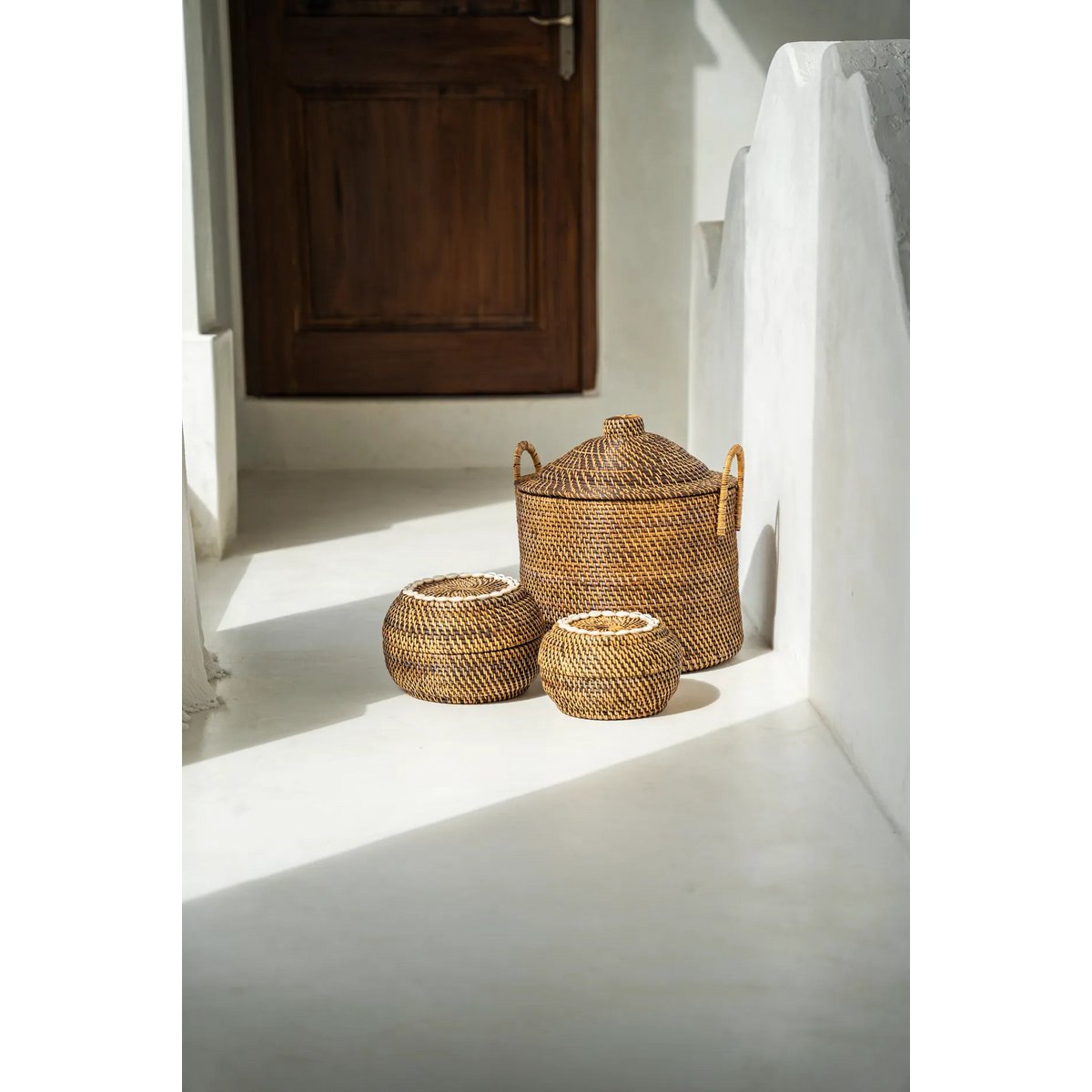 de koloniale peek-a-boo mand – natuurlijk bruin – kaurischelpen - M Bazar Bizar Living