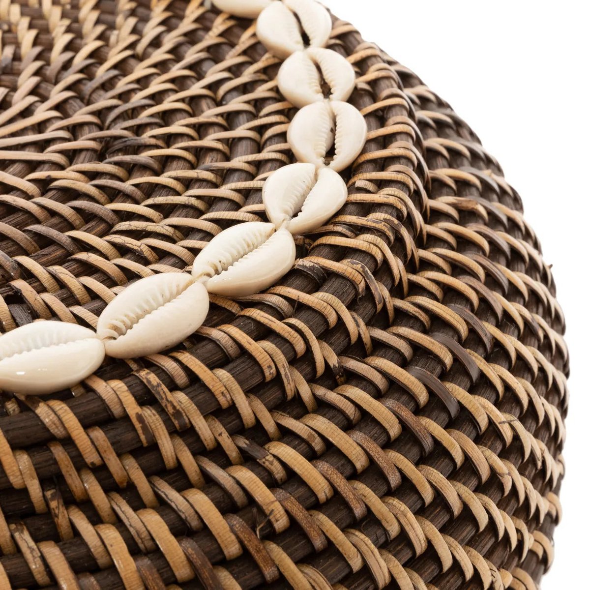 de koloniale peek-a-boo mand – natuurlijk bruin – kaurischelpen - M Bazar Bizar Living
