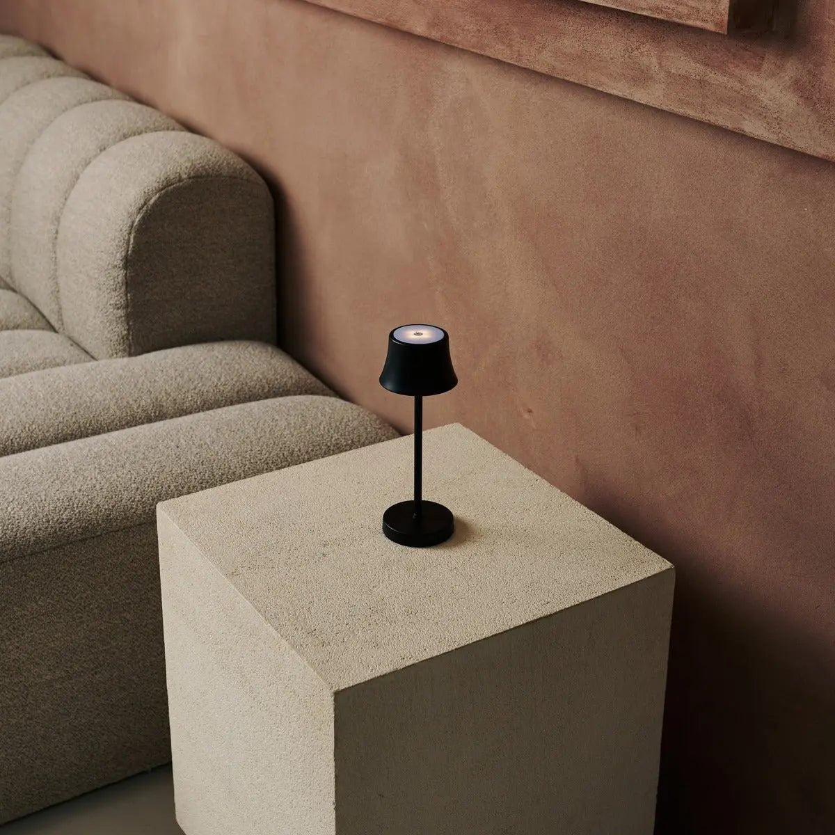 De pijp mini middernacht zwart oplaadbare tafellamp - draadloos opladen, dimbable lamp en 3 lichte kleuren Tavellio - Amsterdam