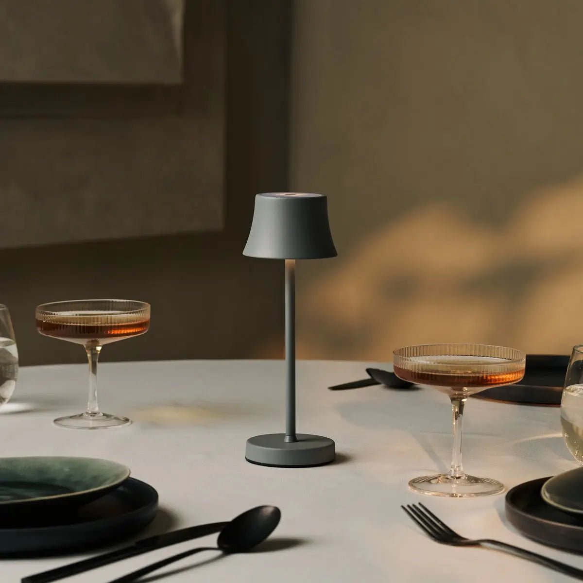 De pijp mini muis grijs oplaadbare tafellamp - draadloos opladen, dimbare lamp en 3 lichte kleuren Tavellio - Amsterdam