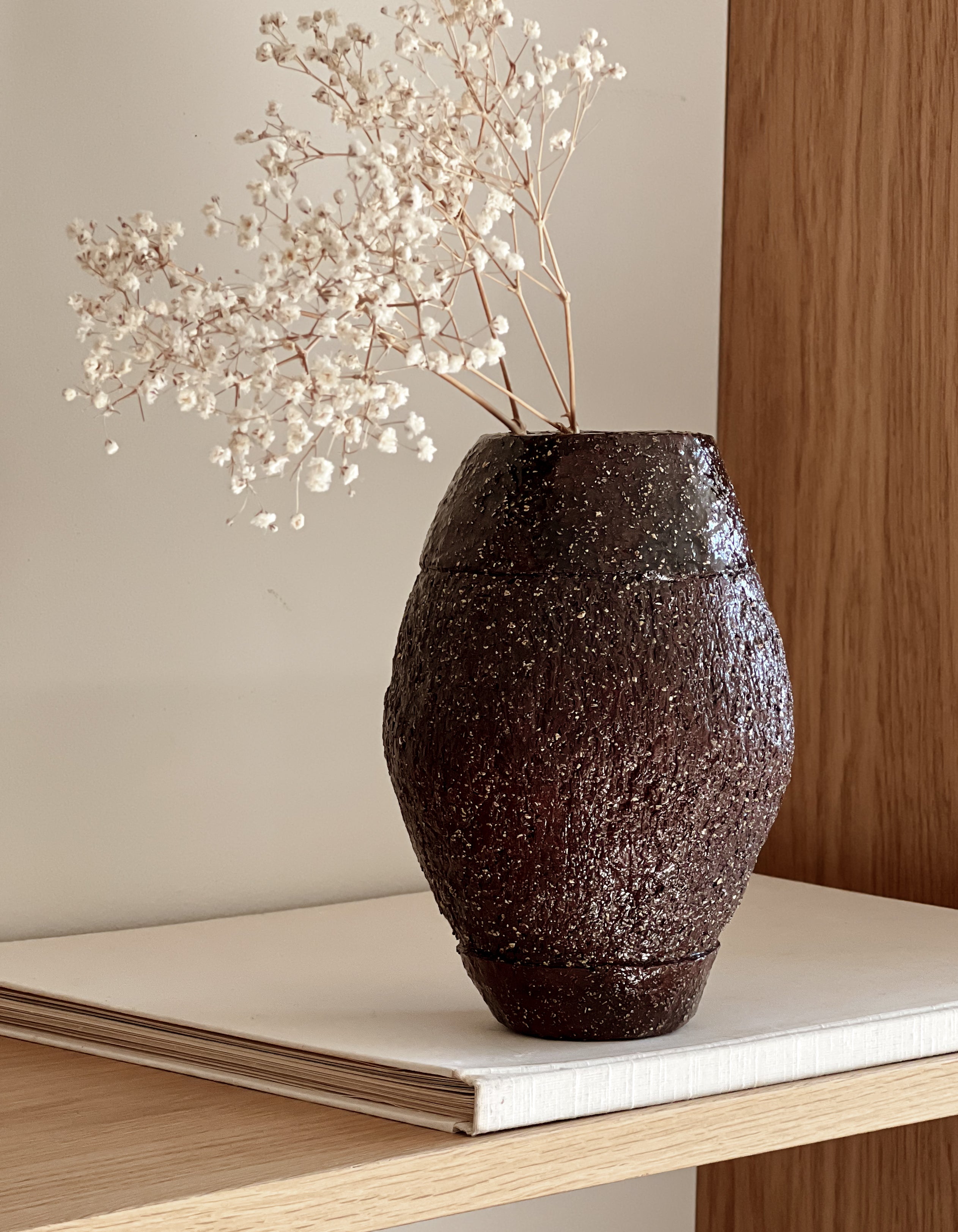 donkerbruine grès vaas – compacte studio pottery – 20,5 cm Noii HOME