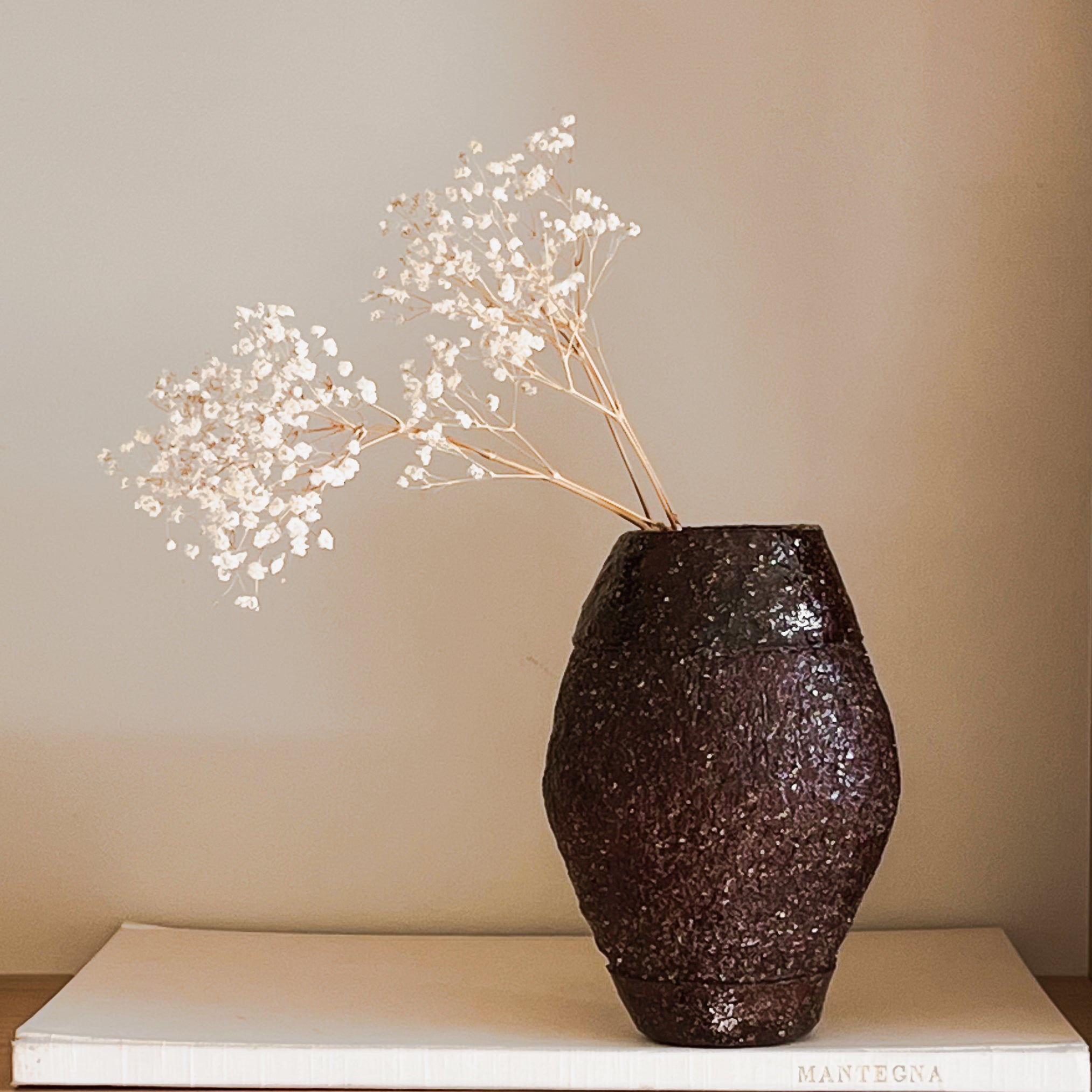 donkerbruine grès vaas – compacte studio pottery – 20,5 cm Noii HOME