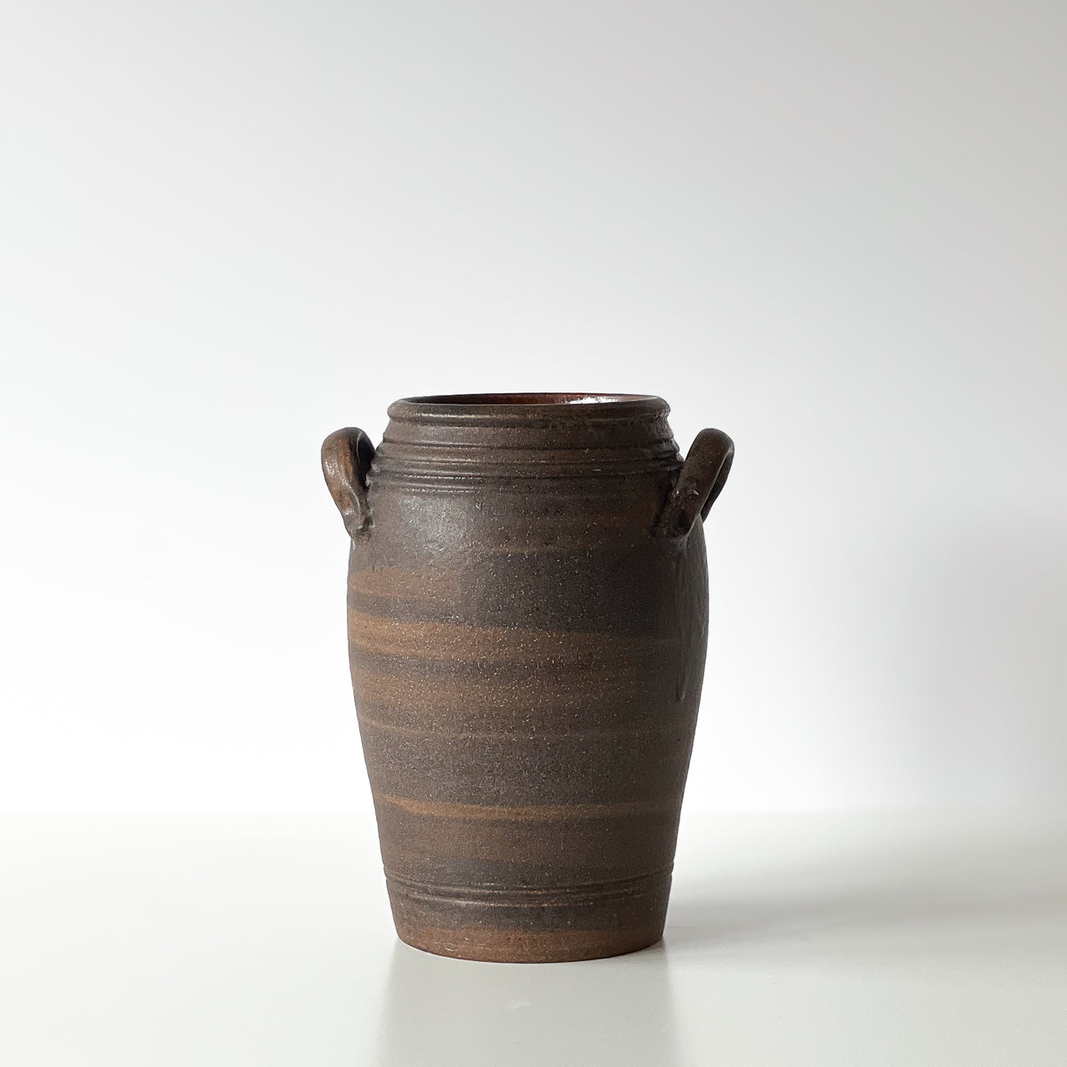 donkerbruine studio pottery vaas met oren – pre-loved Noii HOME