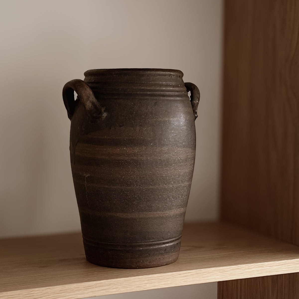 donkerbruine studio pottery vaas met oren – pre-loved Noii HOME
