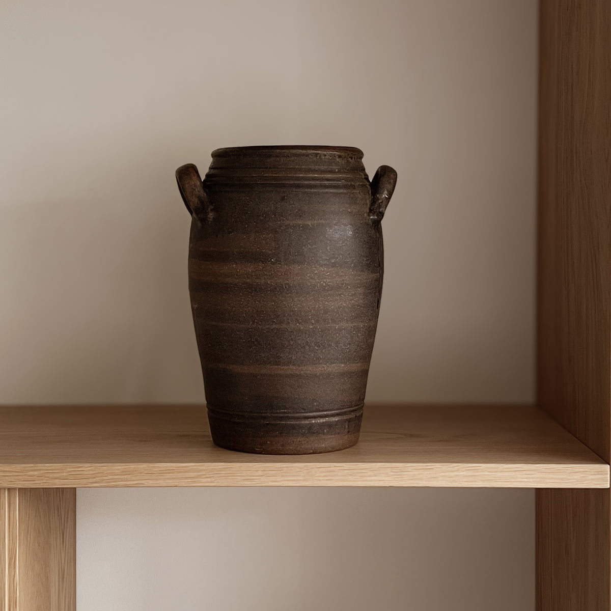 donkerbruine studio pottery vaas met oren – pre-loved Noii HOME
