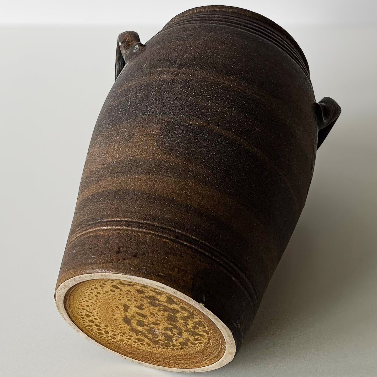 donkerbruine studio pottery vaas met oren – pre-loved Noii HOME
