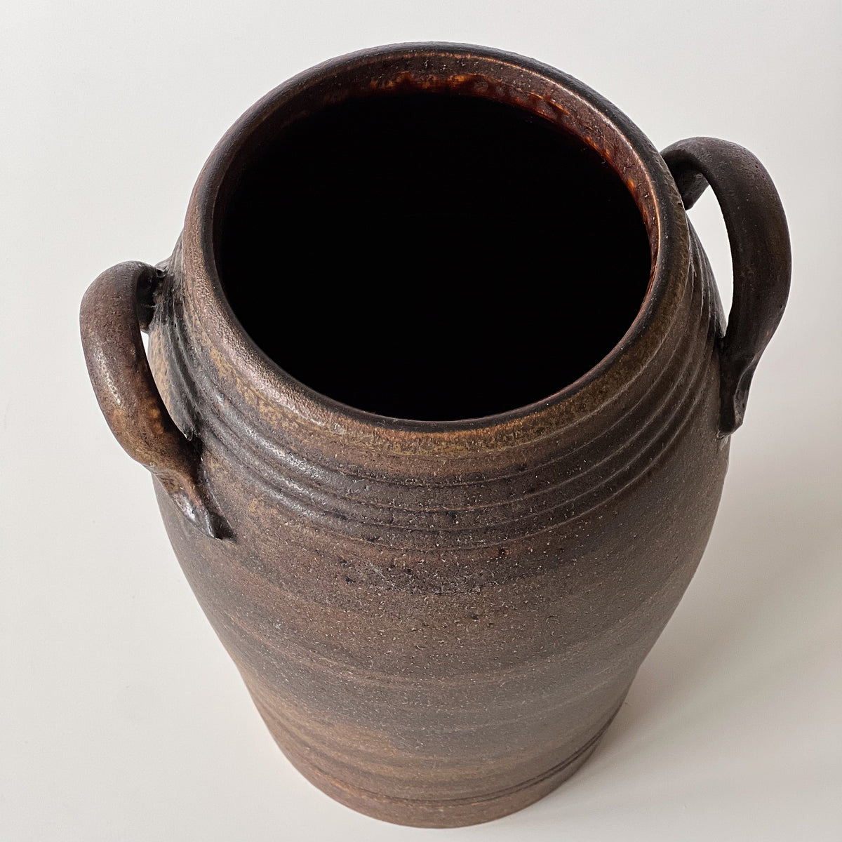 donkerbruine studio pottery vaas met oren – pre-loved Noii HOME