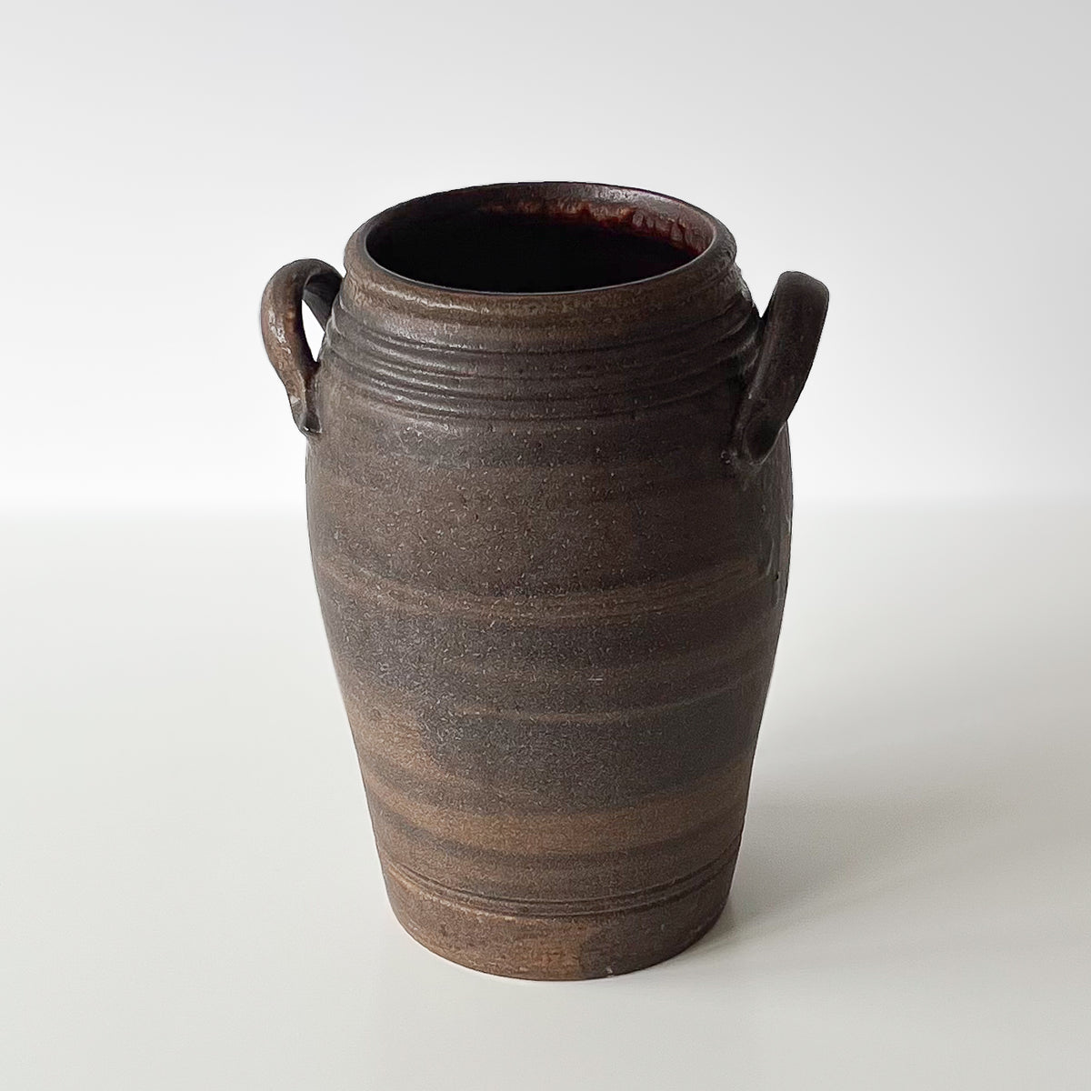 donkerbruine studio pottery vaas met oren – pre-loved Noii HOME