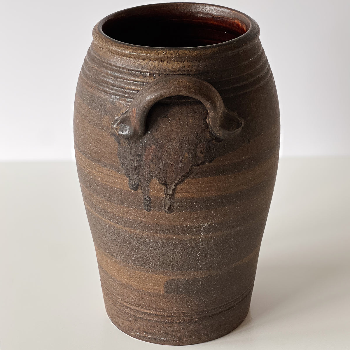 donkerbruine studio pottery vaas met oren – pre-loved Noii HOME